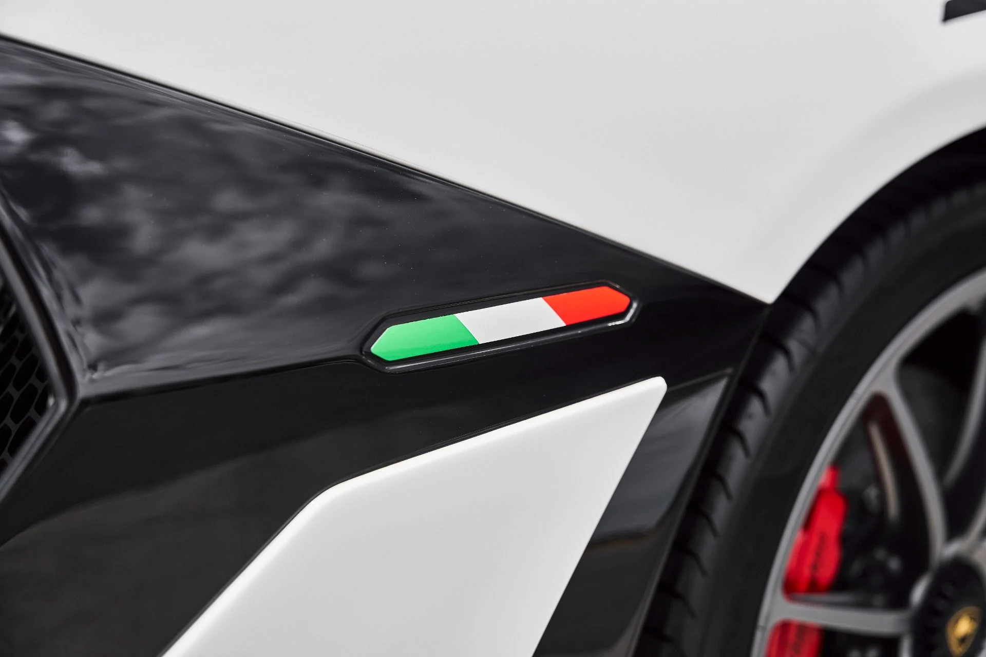 mph009_356695261_Used_2021_Lamborghini_Aventador_SVJ_Base_1784080163_913c41e7e0