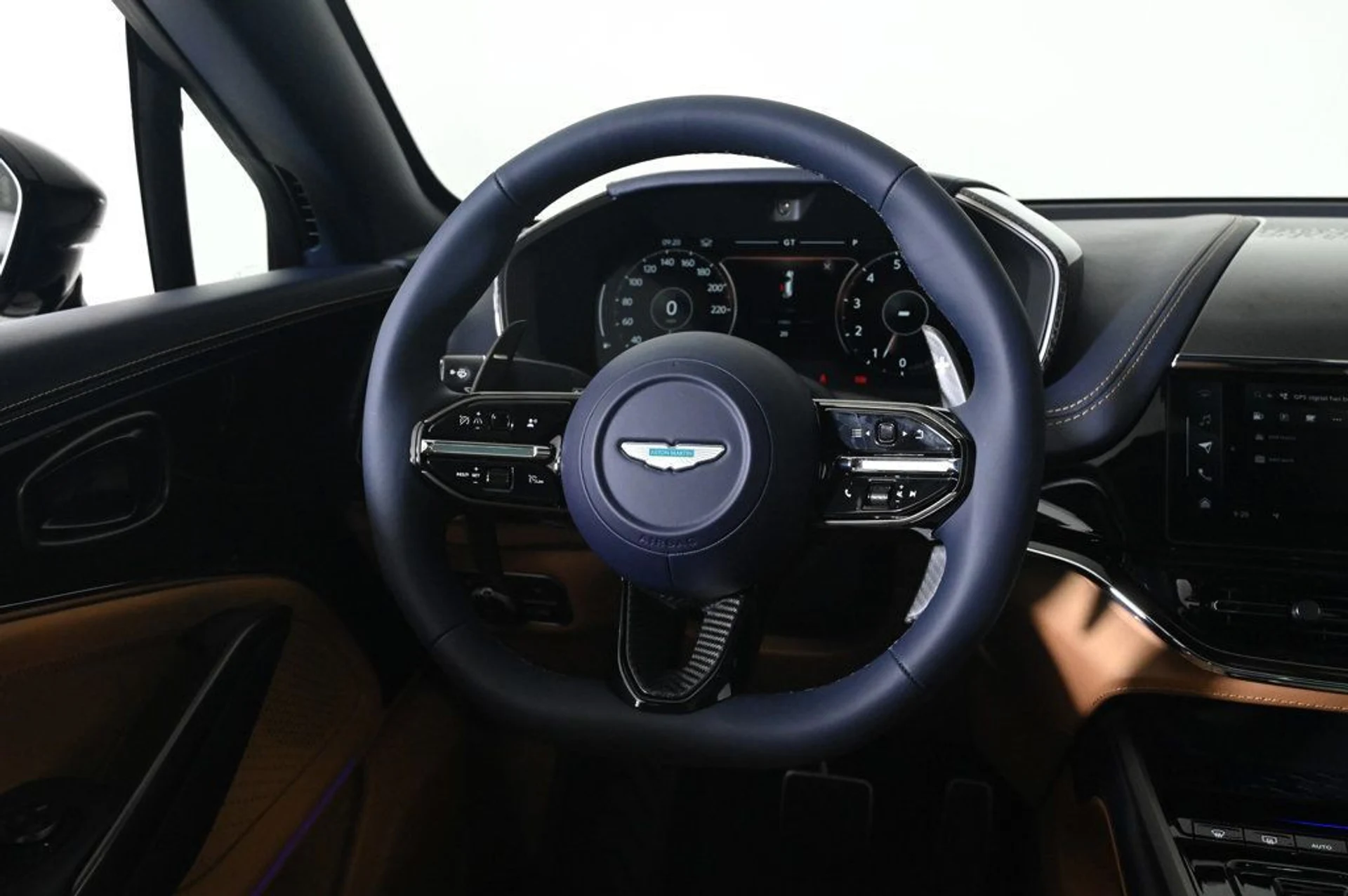 mph009_3606539817_new_2026_aston_martin_dbx_707awd_11350_22956758_10_1024_a539e3ac57