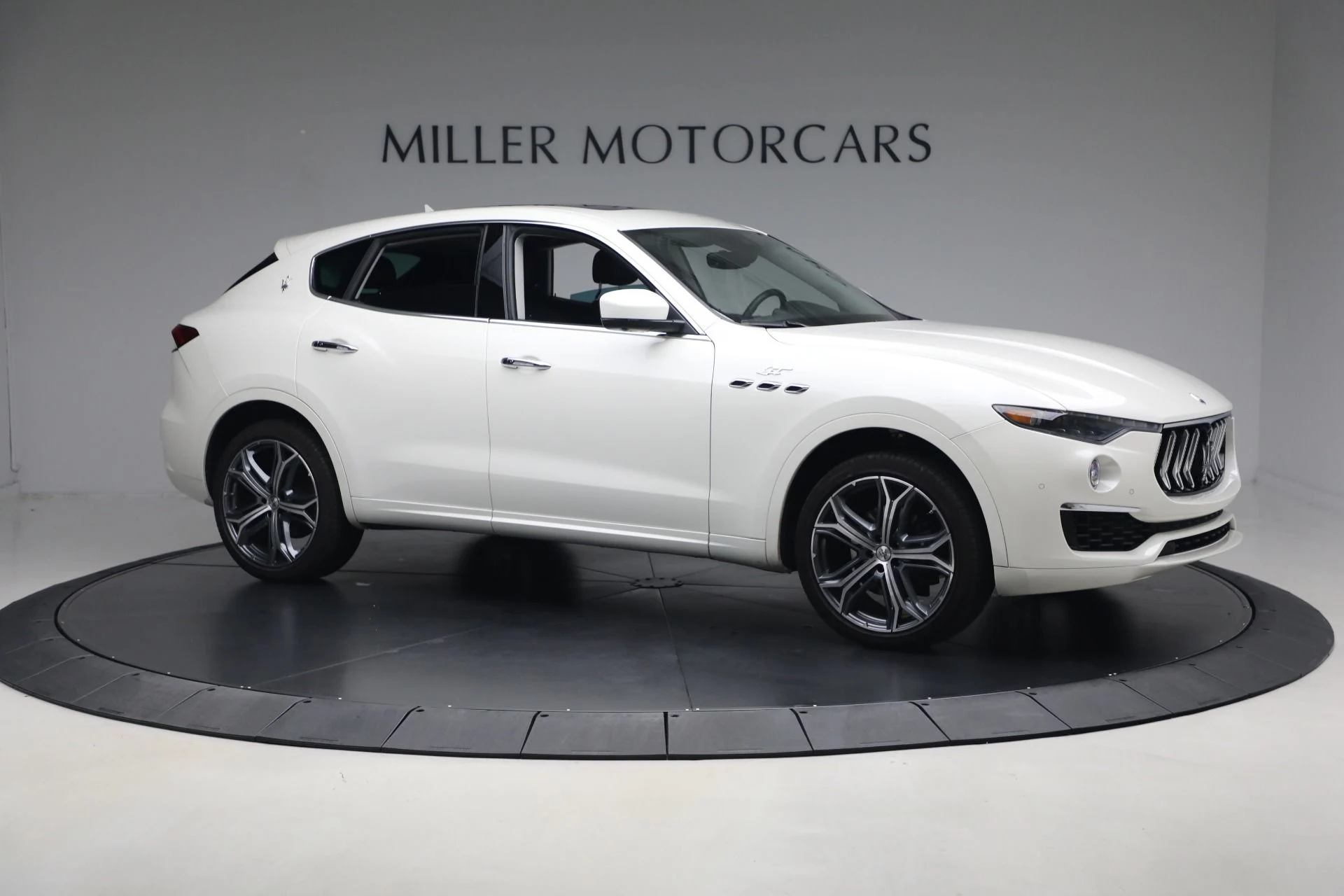 mph009_3621331665_Used_2022_Maserati_Levante_GT_1764079990_2f79d7e97c