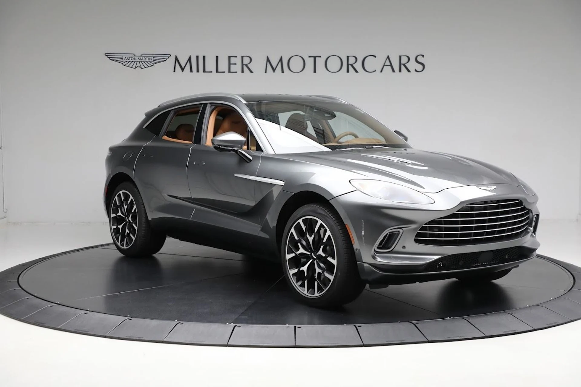 mph009_3630951900_Used_2024_Aston_Martin_DBX_1712693701_12d0da8d0a
