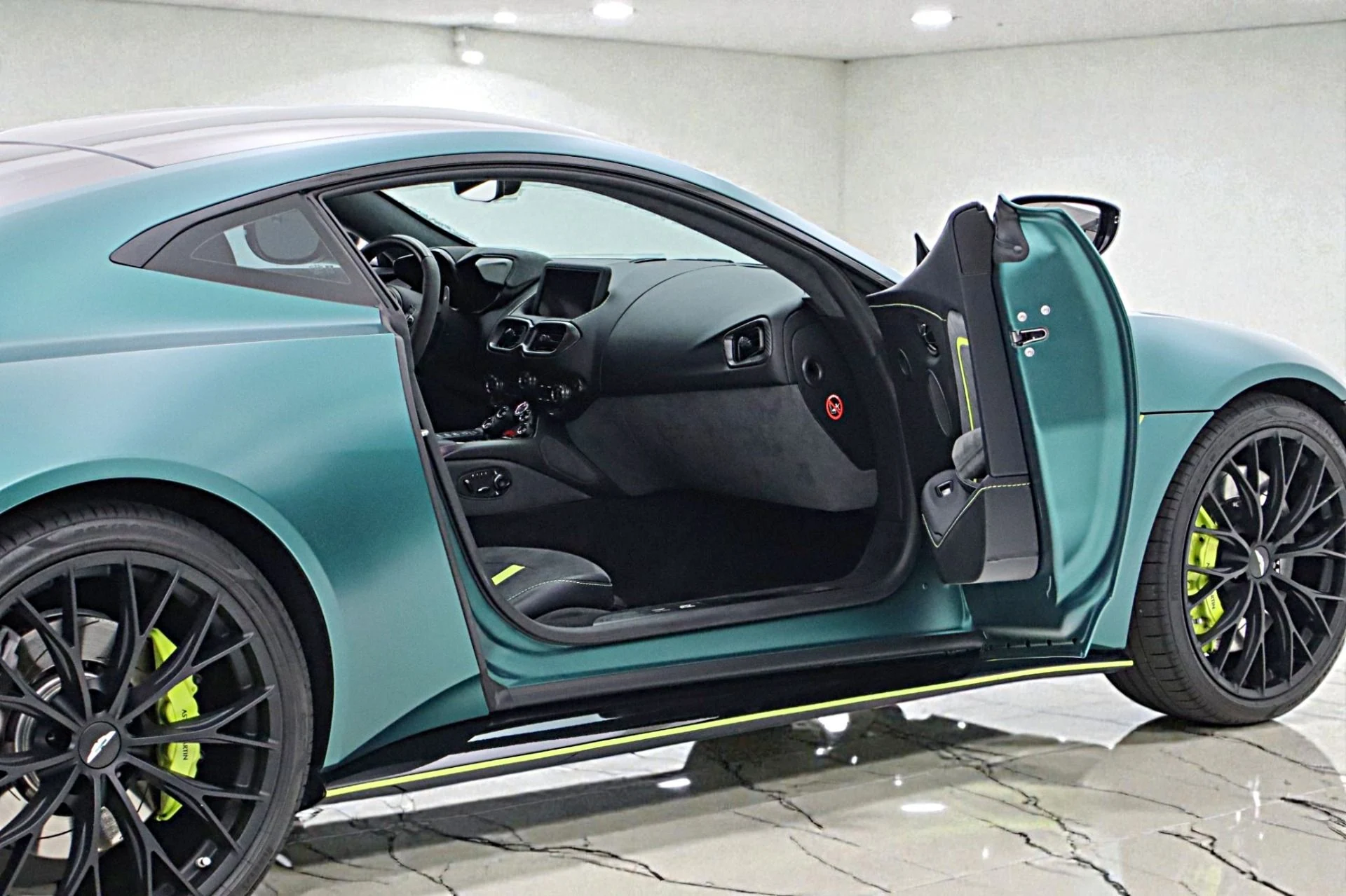 mph009_3710095117_Used_2023_Aston_Martin_Vantage_F1_EDITION_13ee5738be