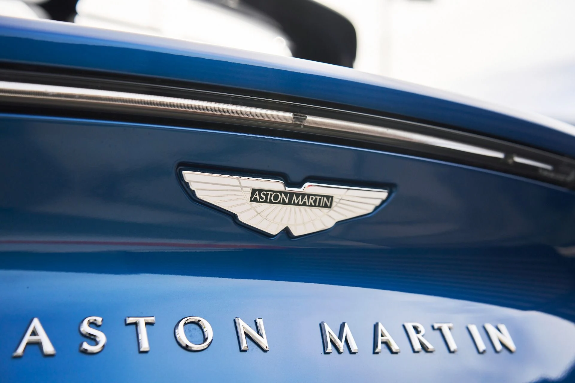 mph009_371393590_Used_2023_Aston_Martin_DBX_707_1762900308_be53bbfb06