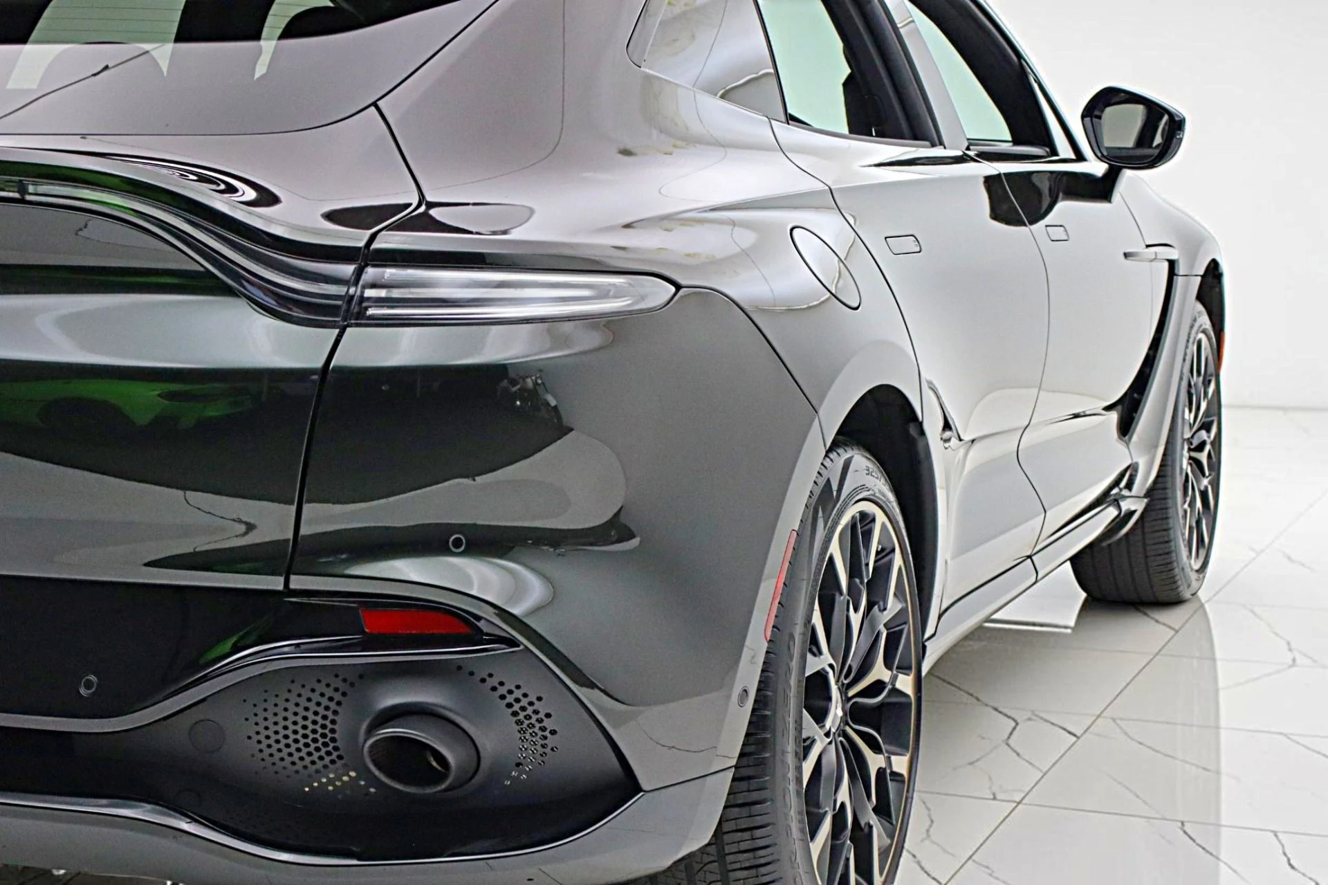 mph009_3820792783_Used_2021_Aston_Martin_DBX_397fdb451d