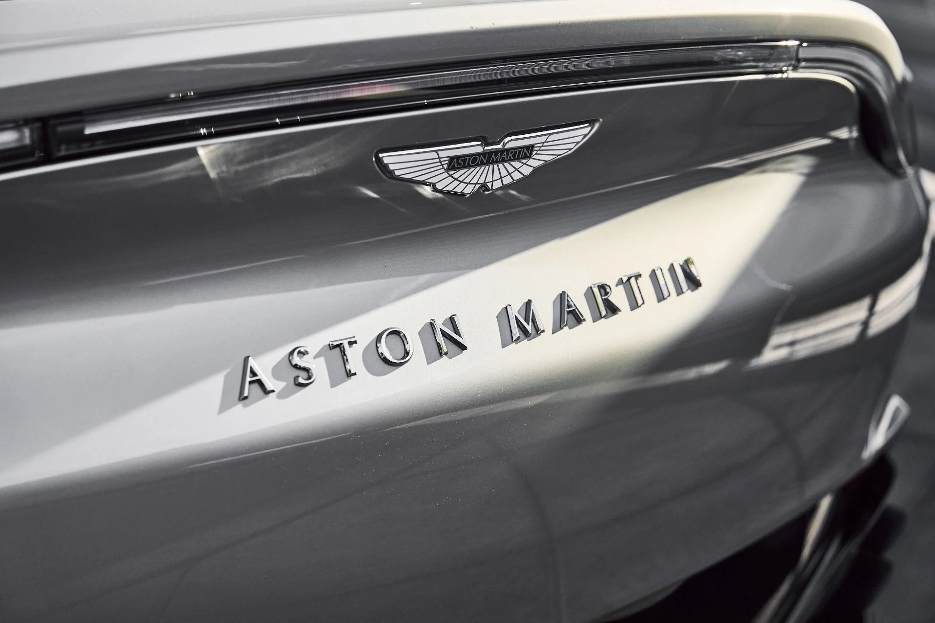 mph009_3840091535_Used_2023_Aston_Martin_DBX_707_1774652345_6713705787