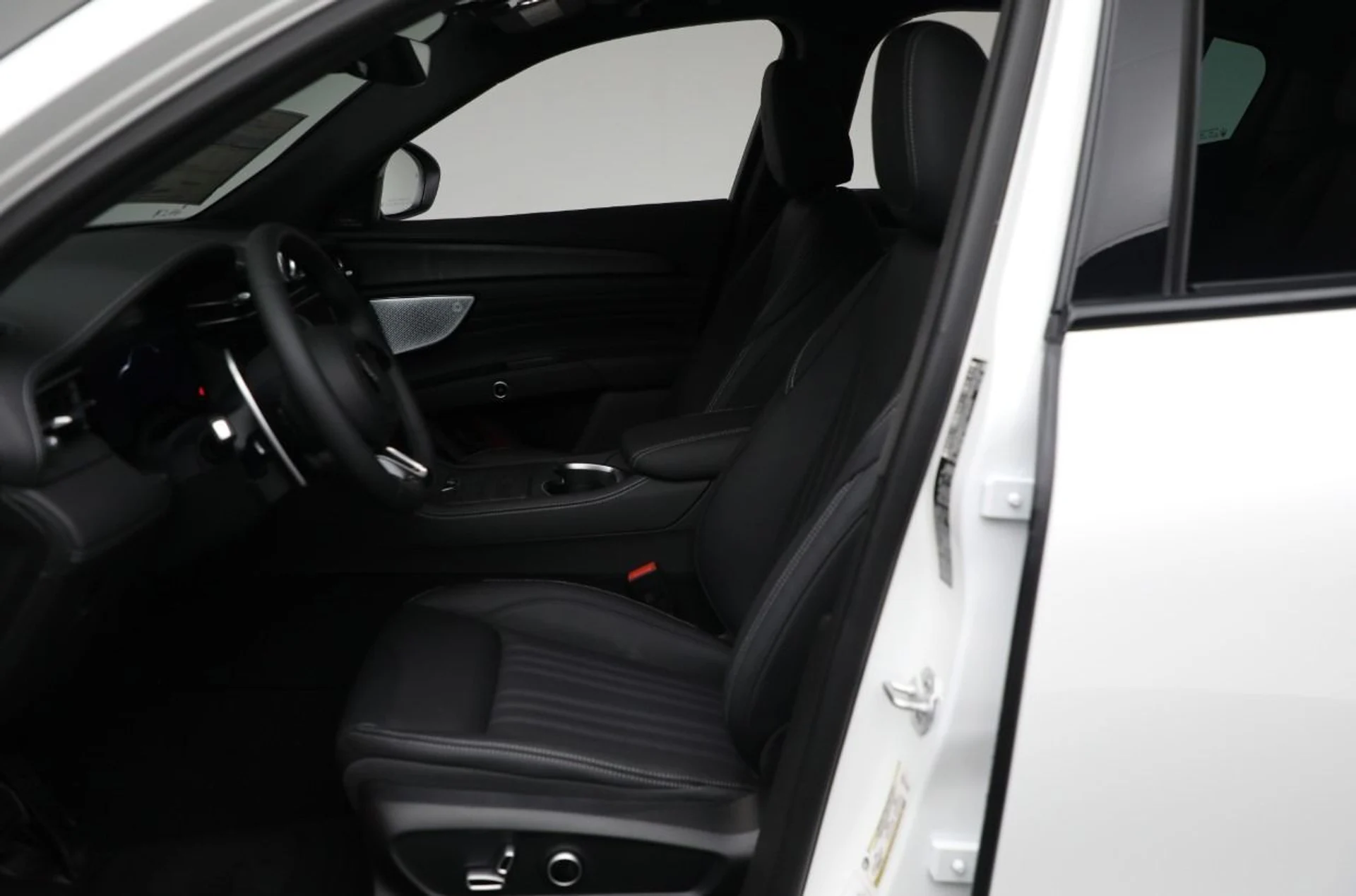 mph009_3846883891_New_2025_Maserati_Grecale_Modena_25aa6e372b
