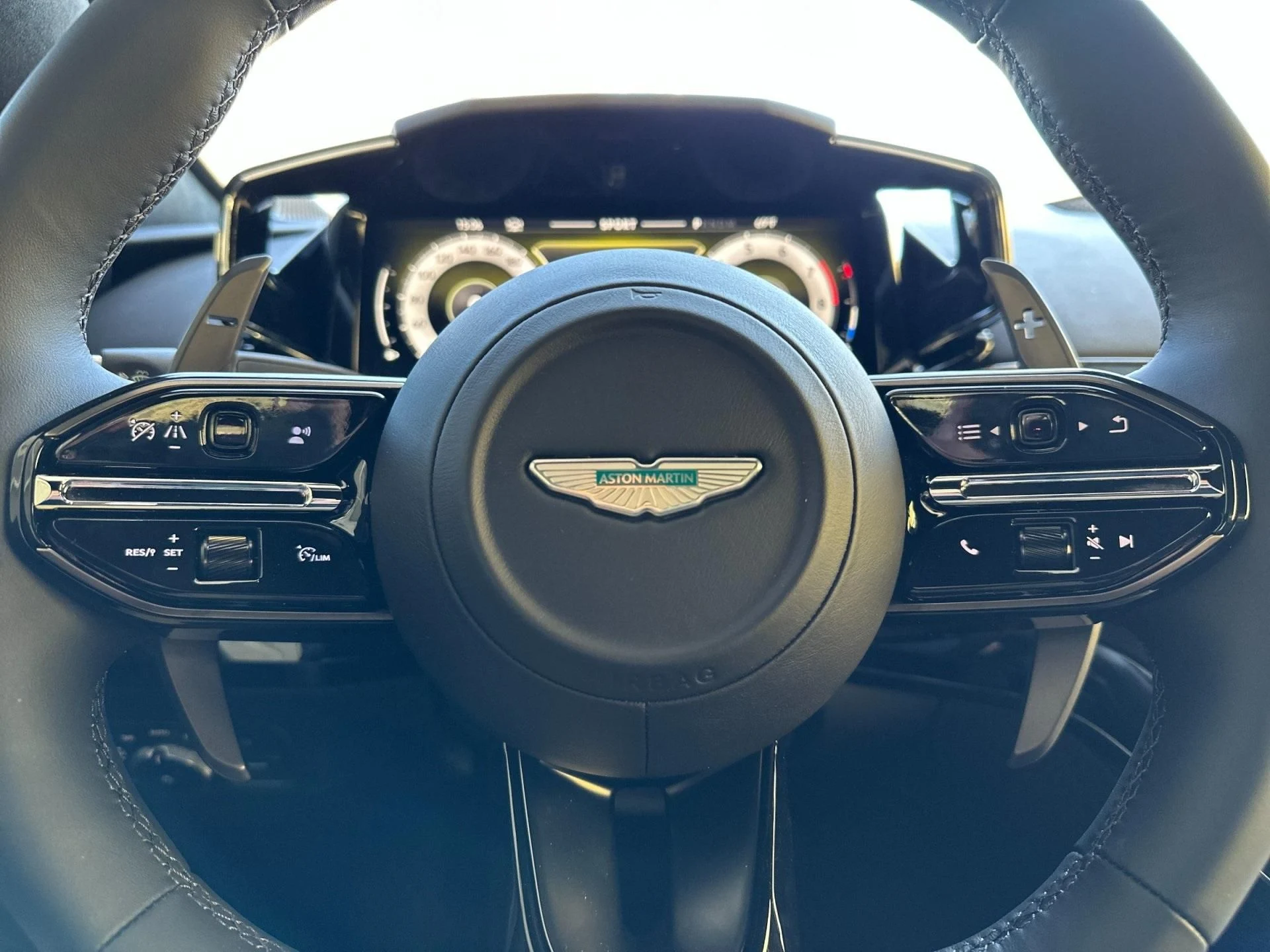 mph009_3847916534_New_2025_Aston_Martin_Vantage_Base_1747424398_5c05e8b903