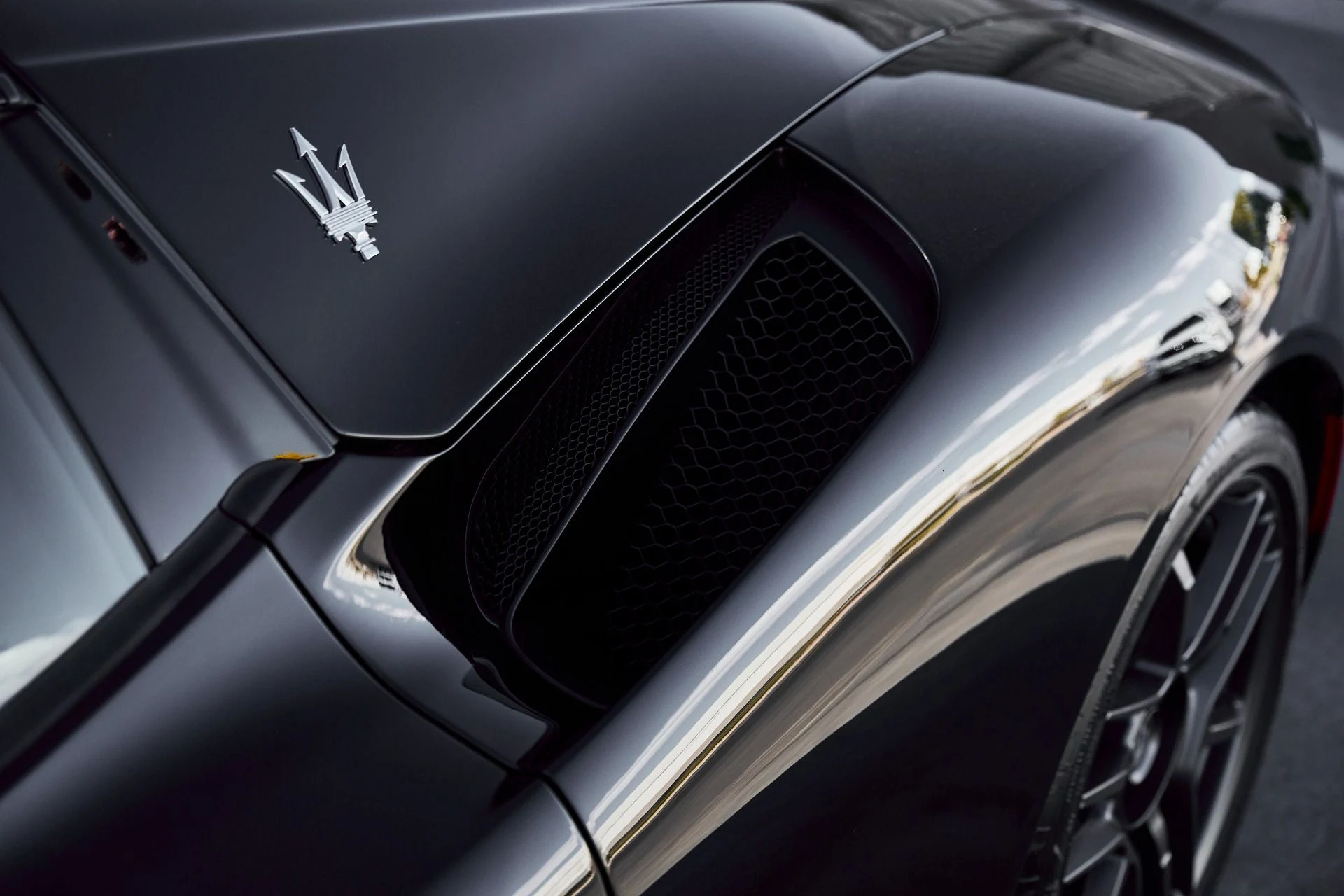 mph009_384890349_Used_2024_Maserati_MC_20_1771382134_20fa7843fb