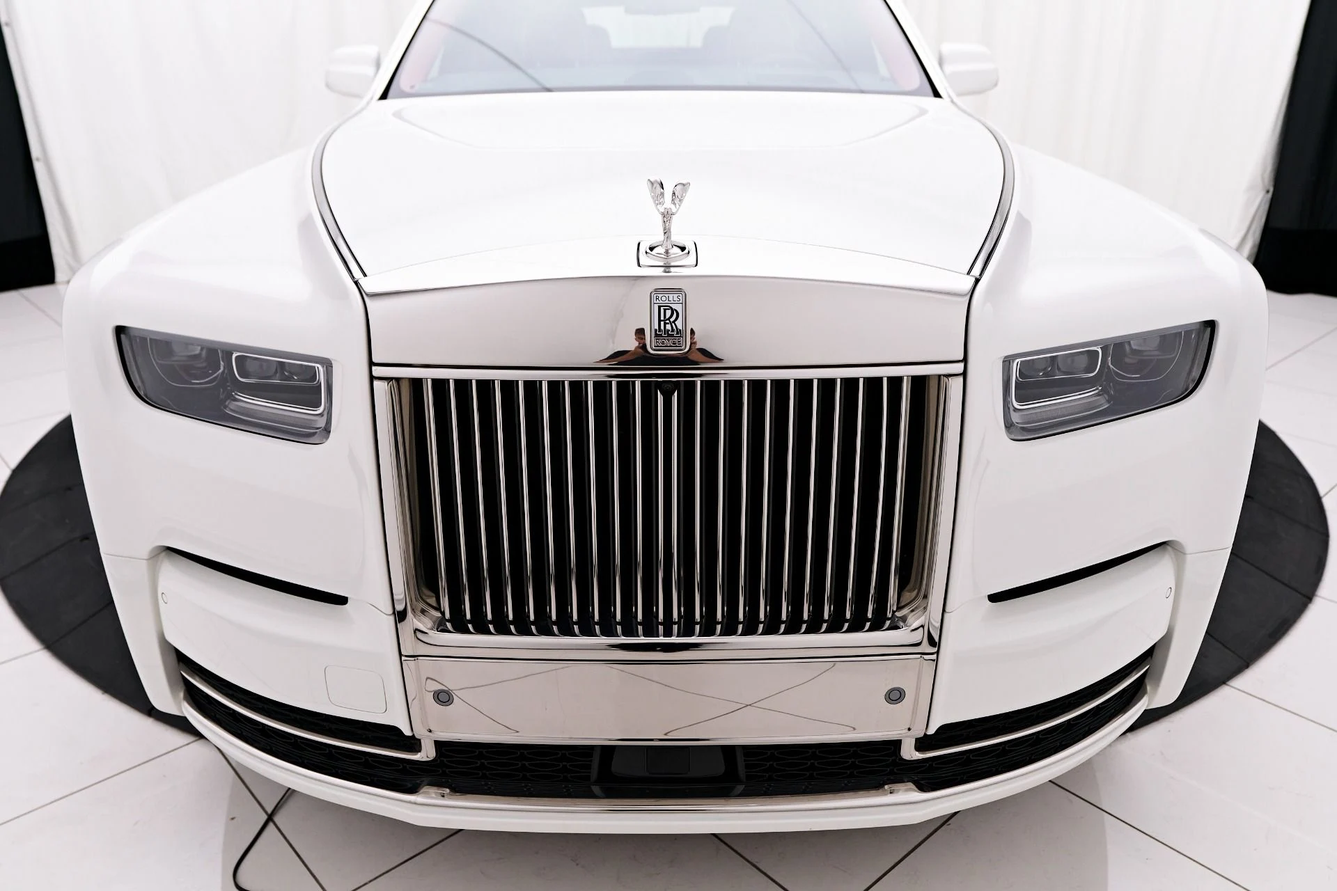 mph009_3954228532_Used_2025_Rolls_Royce_Phantom_Base_1758394093_bf044c26fb