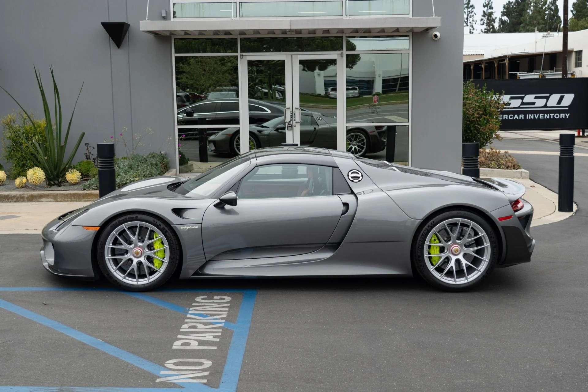 mph009_3954581276_Used_2015_Porsche_918_Spyder_1756496999_2536617b99