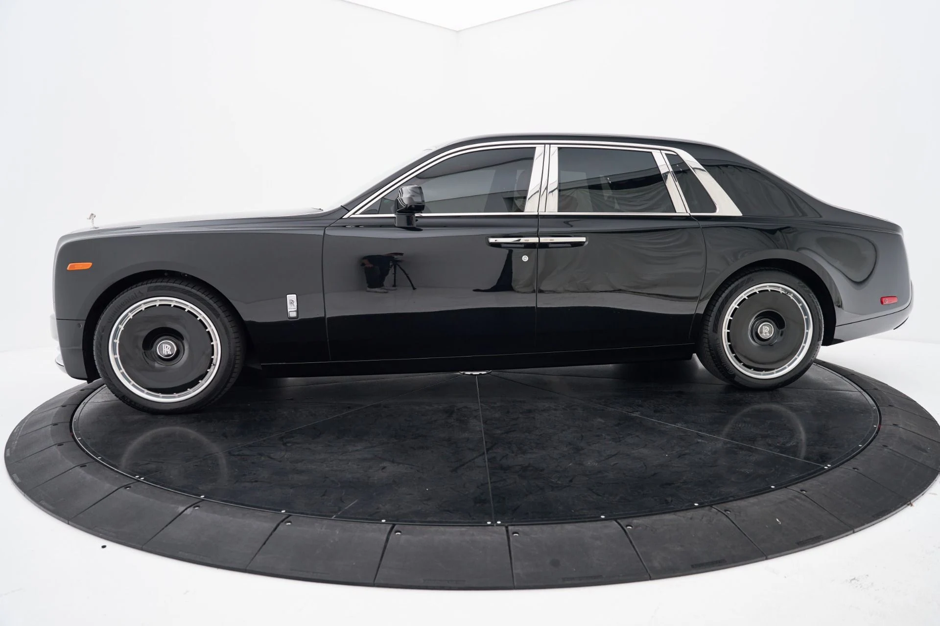 mph009_3977429111_Used_2026_Rolls_Royce_Phantom_Base_1792609398_27b409dd4e