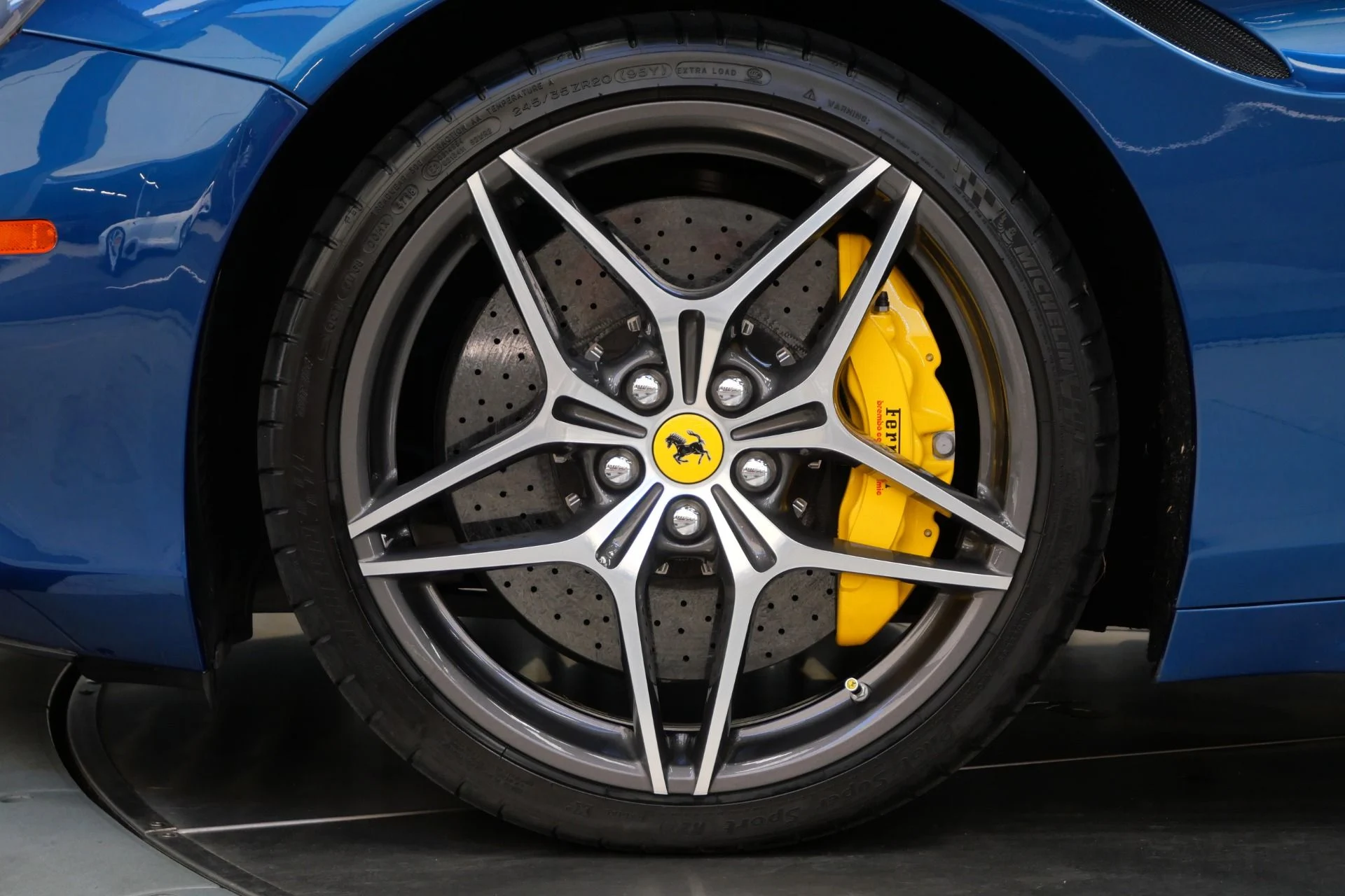 mph009_3994471884_Used_2017_Ferrari_California_T_1759252098_4d58eef6e5