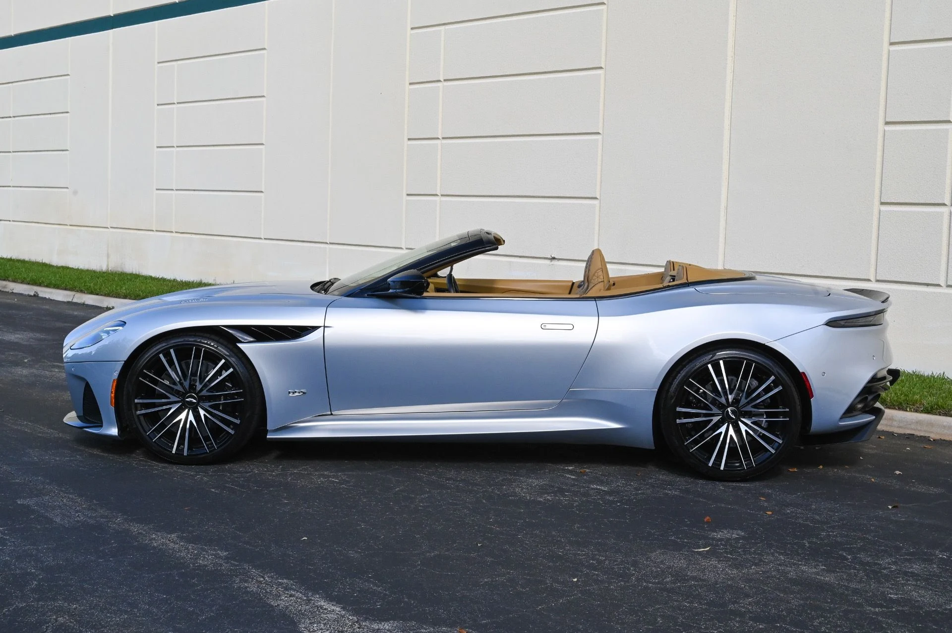 mph009_3997132478_Used_2020_Aston_Martin_DBS_Superleggera_1708981900_32231680d7
