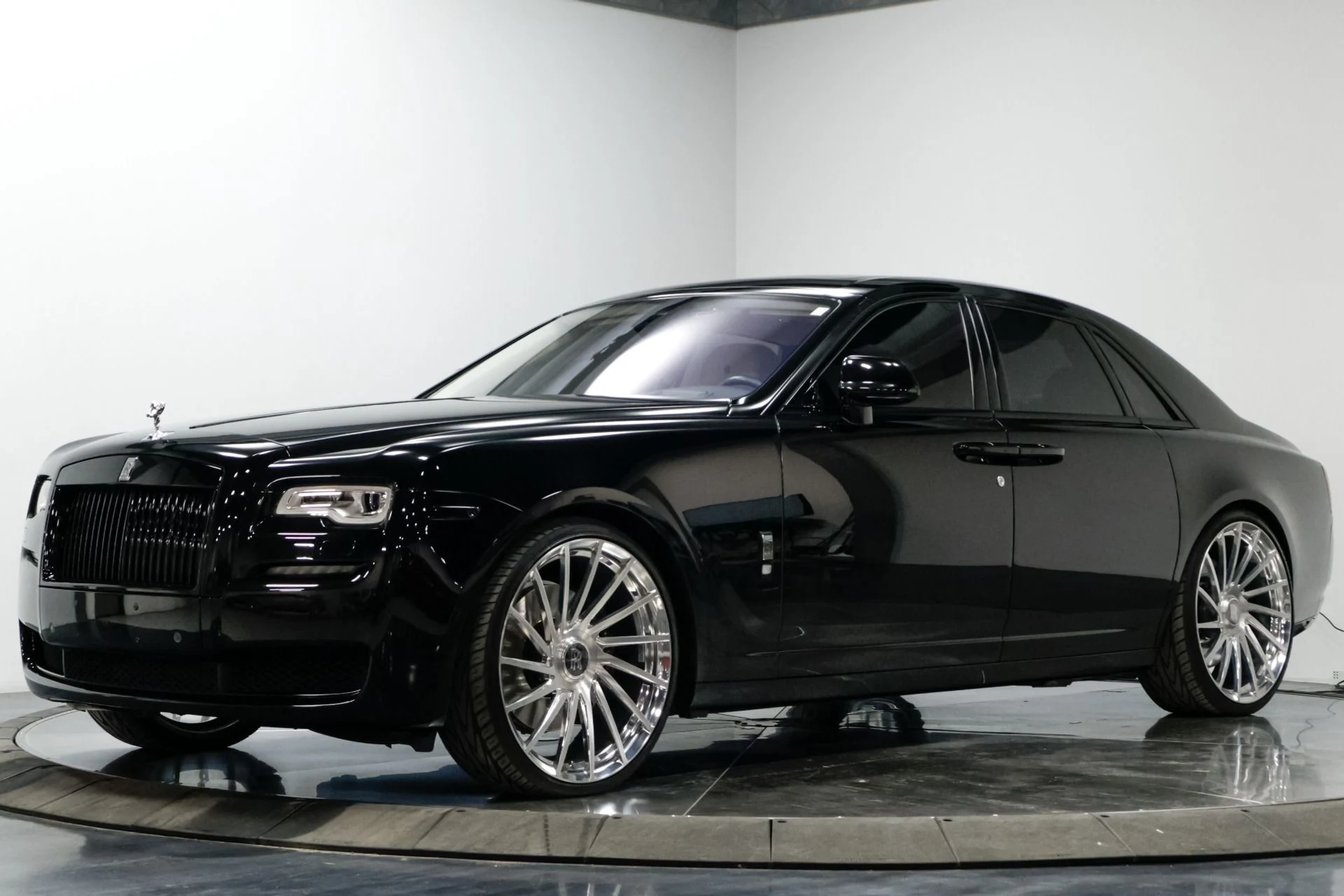 mph009_4028323961_Used_2015_Rolls_Royce_Ghost_Base_1760537897_eda6a6e59a