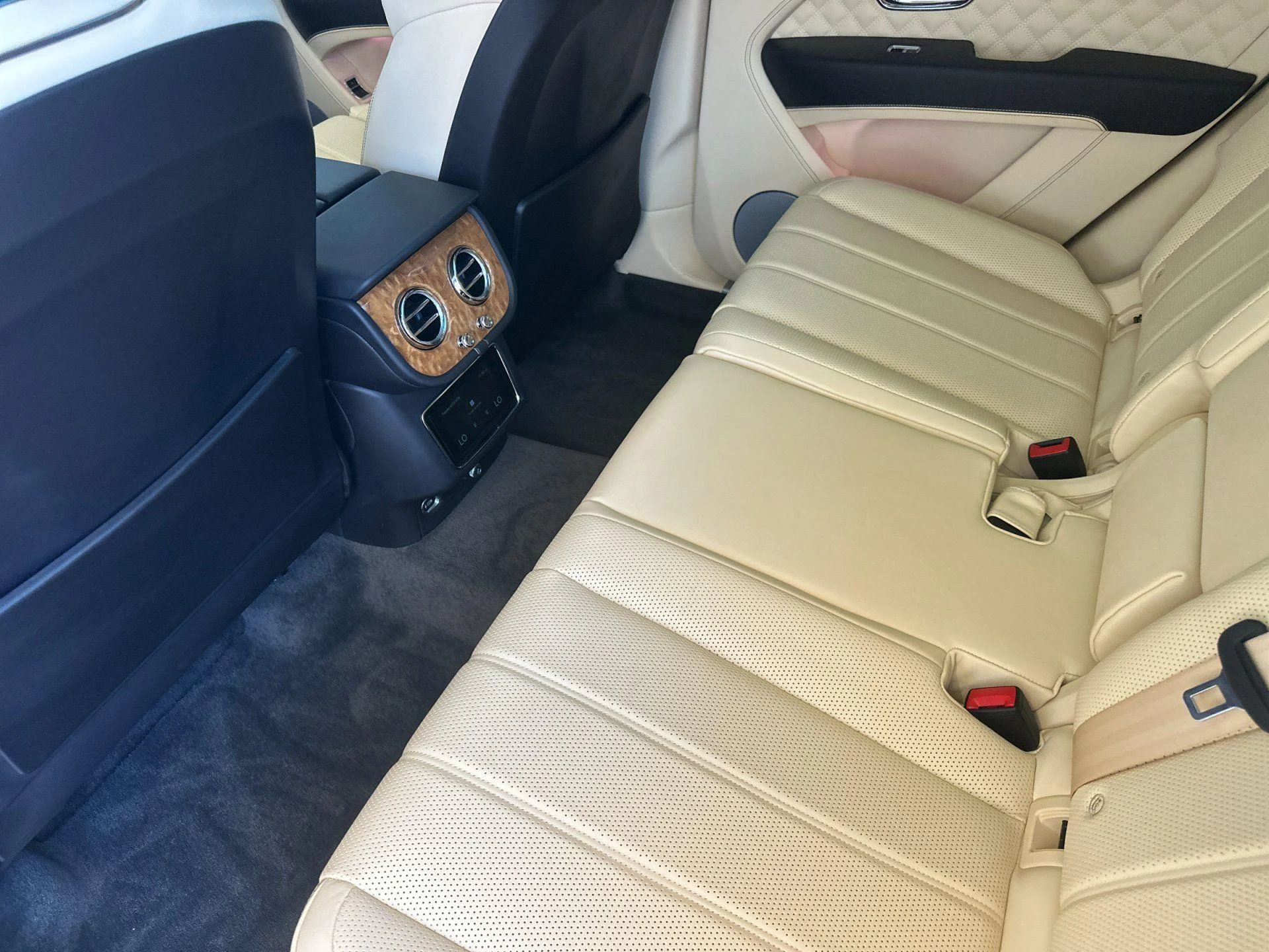mph009_4050881483_Used_2023_Bentley_Bentayga_Azure_1782290858_67a2fdd356
