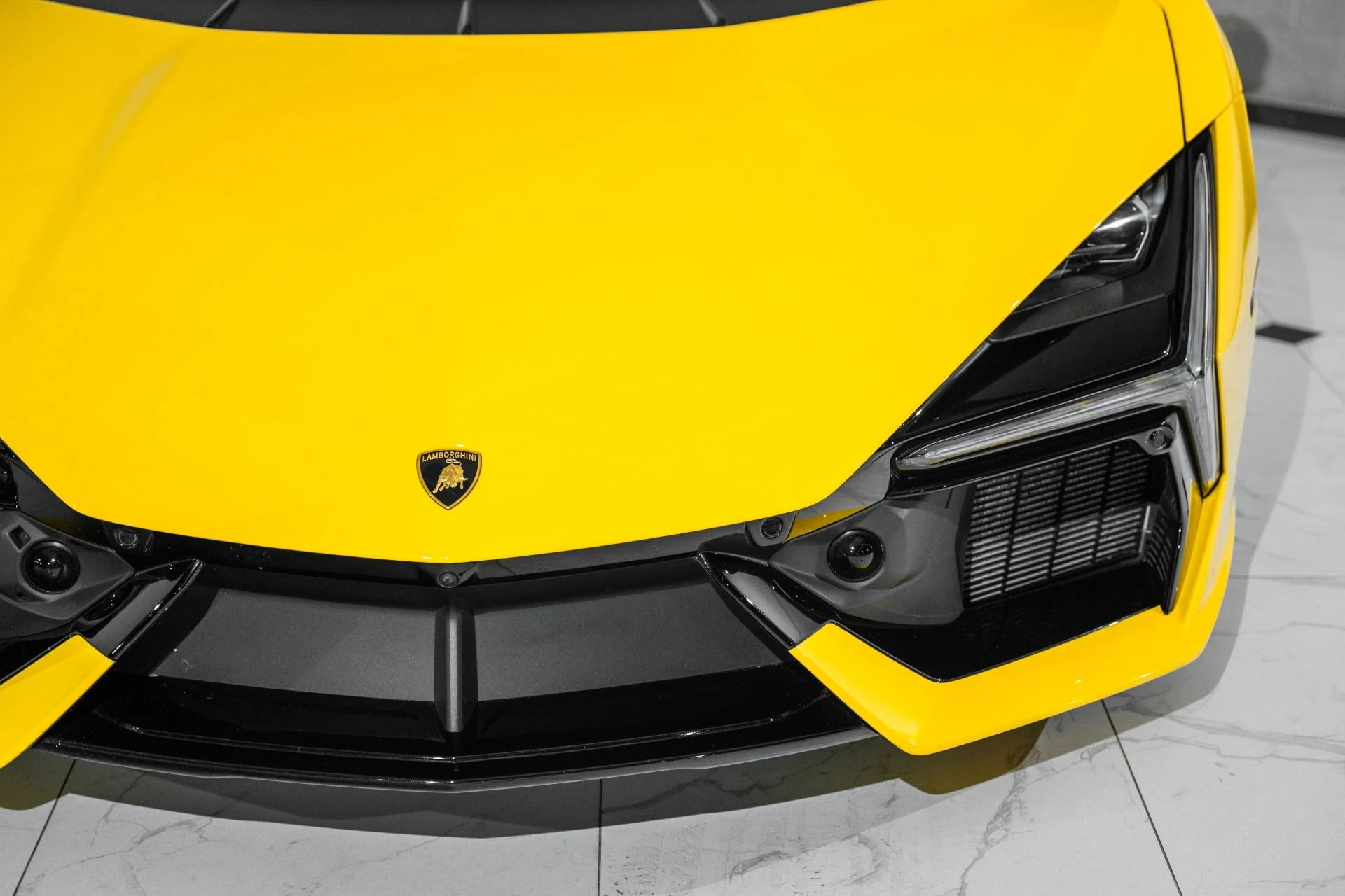 mph009_405142786_Used_2024_Lamborghini_Revuelto_1760974364_739ce59856