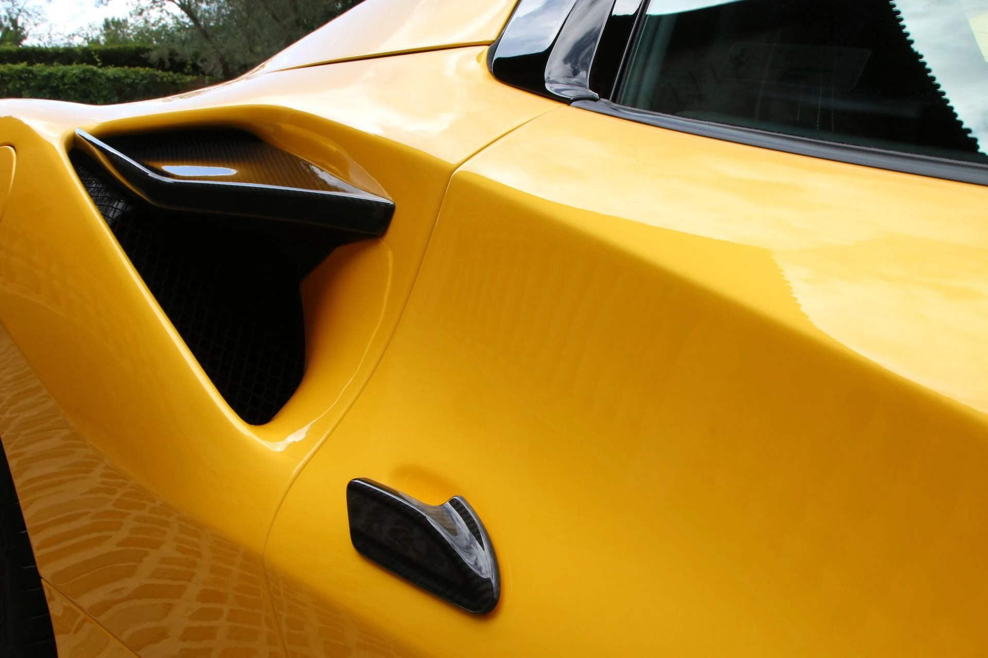 mph009_4077654143_Used_2021_Ferrari_F8_Spider_1759268236_506a602b2f