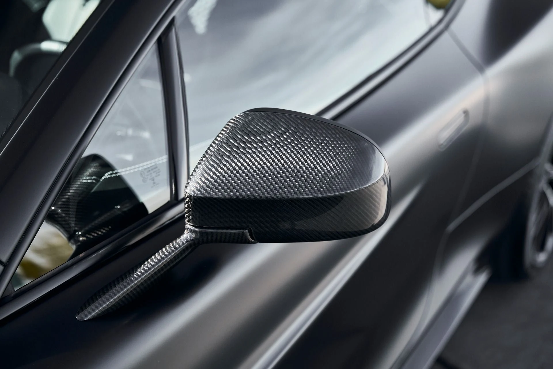 mph009_4095361955_Used_2014_Aston_Martin_Vanquish_V12_1773193787_6906e86697