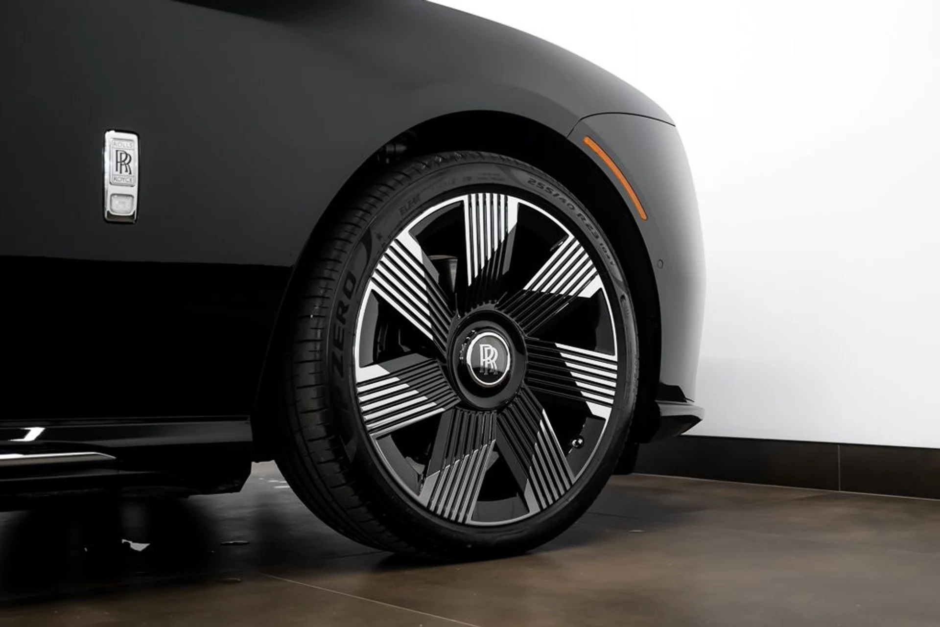 mph009_4101217769_rolls_royce_spectre_2024_jpg_v_1761331953_15ea9edfb2