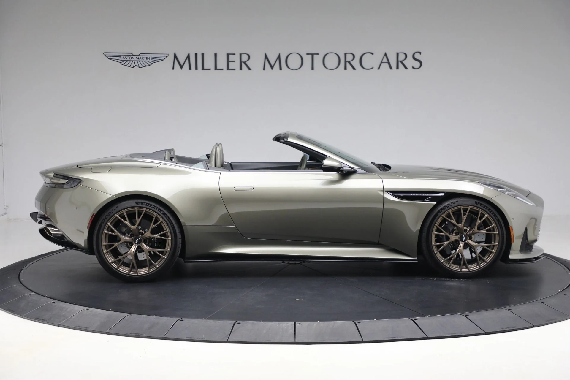 mph009_4112509453_New_2024_Aston_Martin_DB_12_Volante_2507b94380