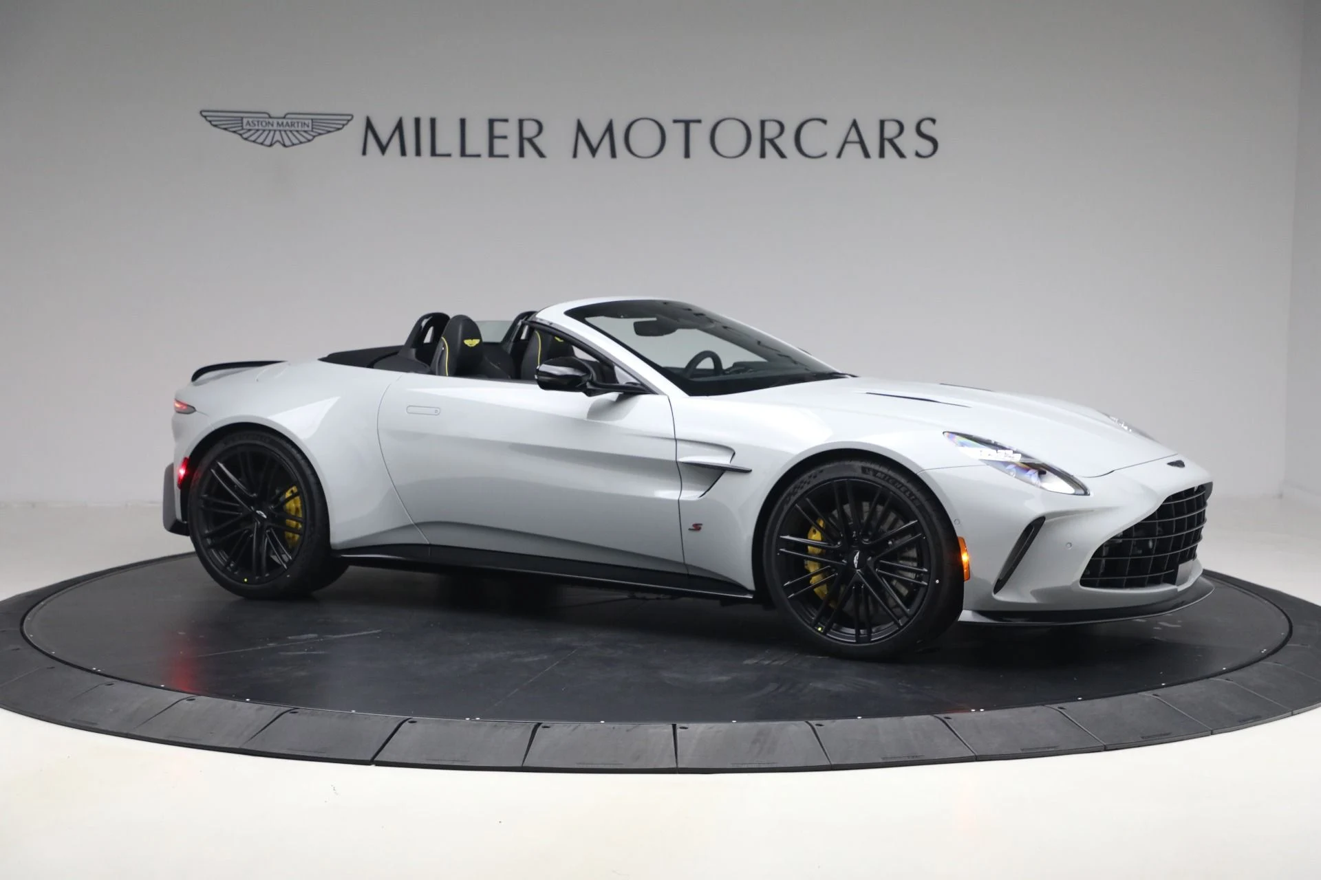 mph009_4126110538_New_2026_Aston_Martin_Vantage_S_Roadster_1776800186_8450c63119