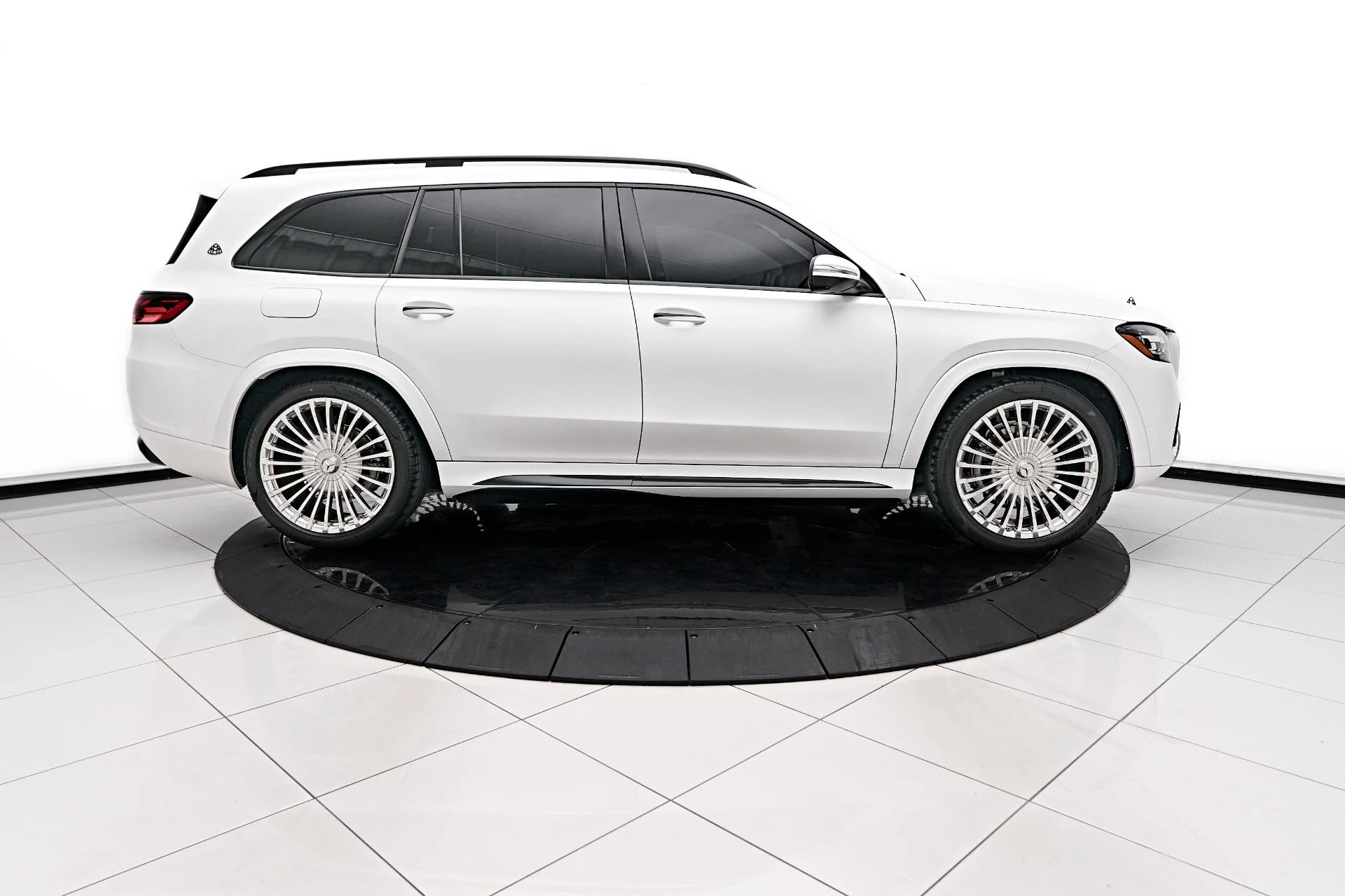 mph009_4158650408_Used_2024_Mercedes_Benz_GLS_Maybach_GLS_600_1723928660_2fd338af9a