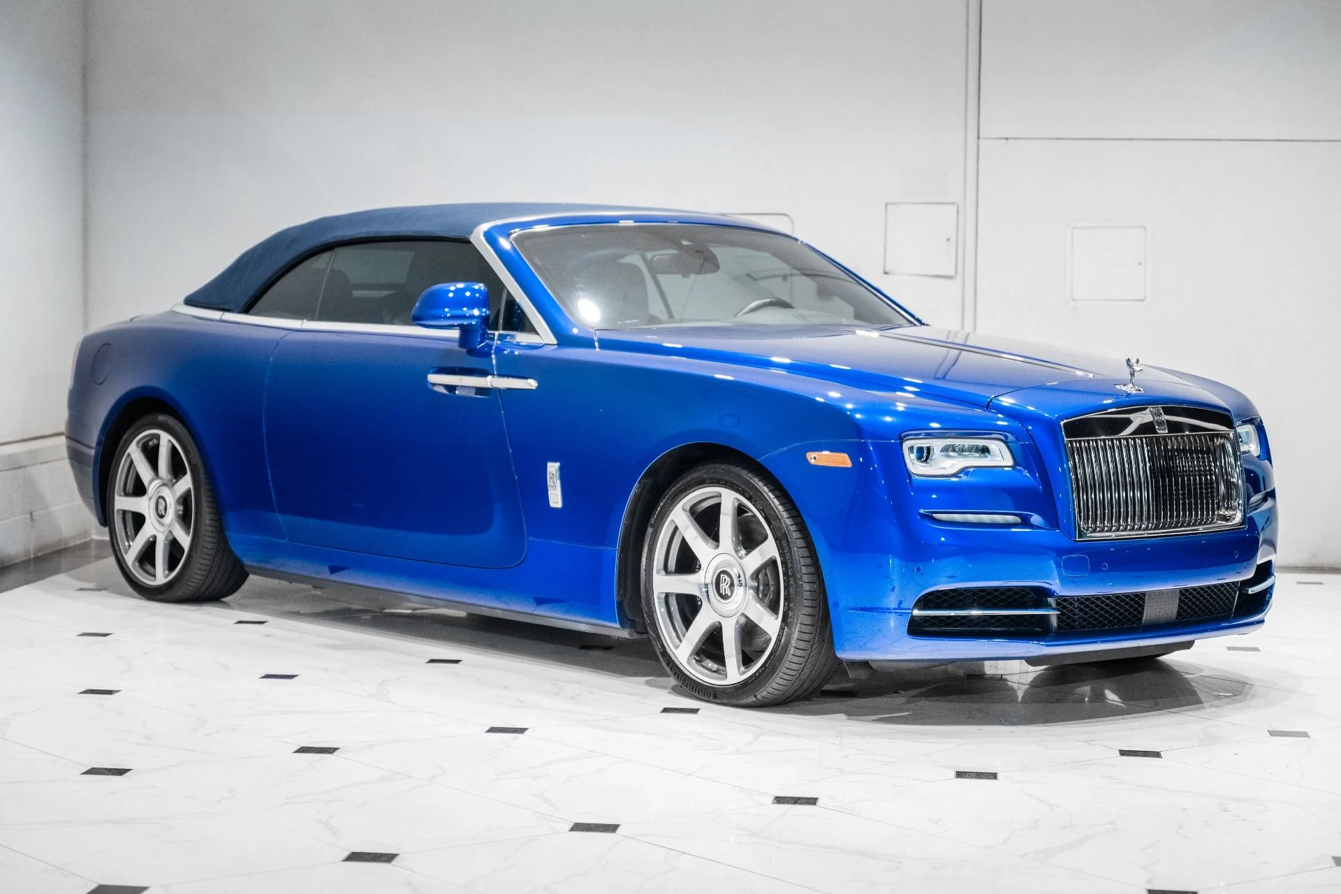 mph009_4177040146_Used_2017_Rolls_Royce_Dawn_1793121590_f44a65e29e