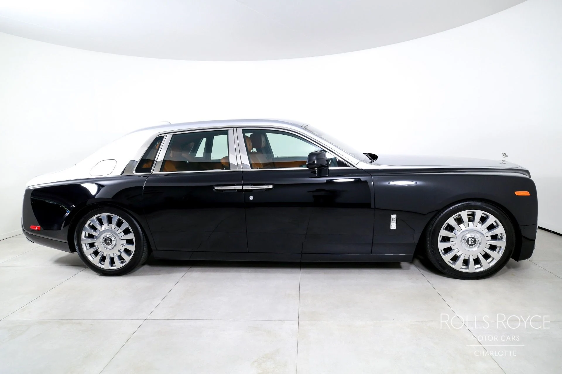 mph009_4203885152_Used_2018_Rolls_Royce_Phantom_1754410239_29a8194208