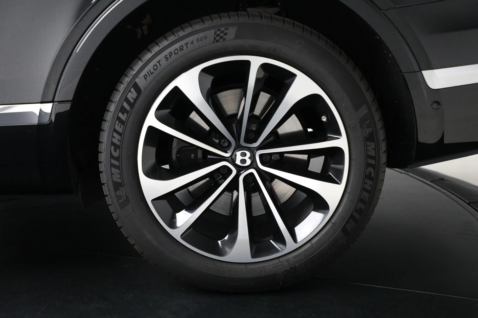 mph009_4221257246_Used_2018_Bentley_Bentayga_W12_Onyx_Edition_1763217114_80b5575fad