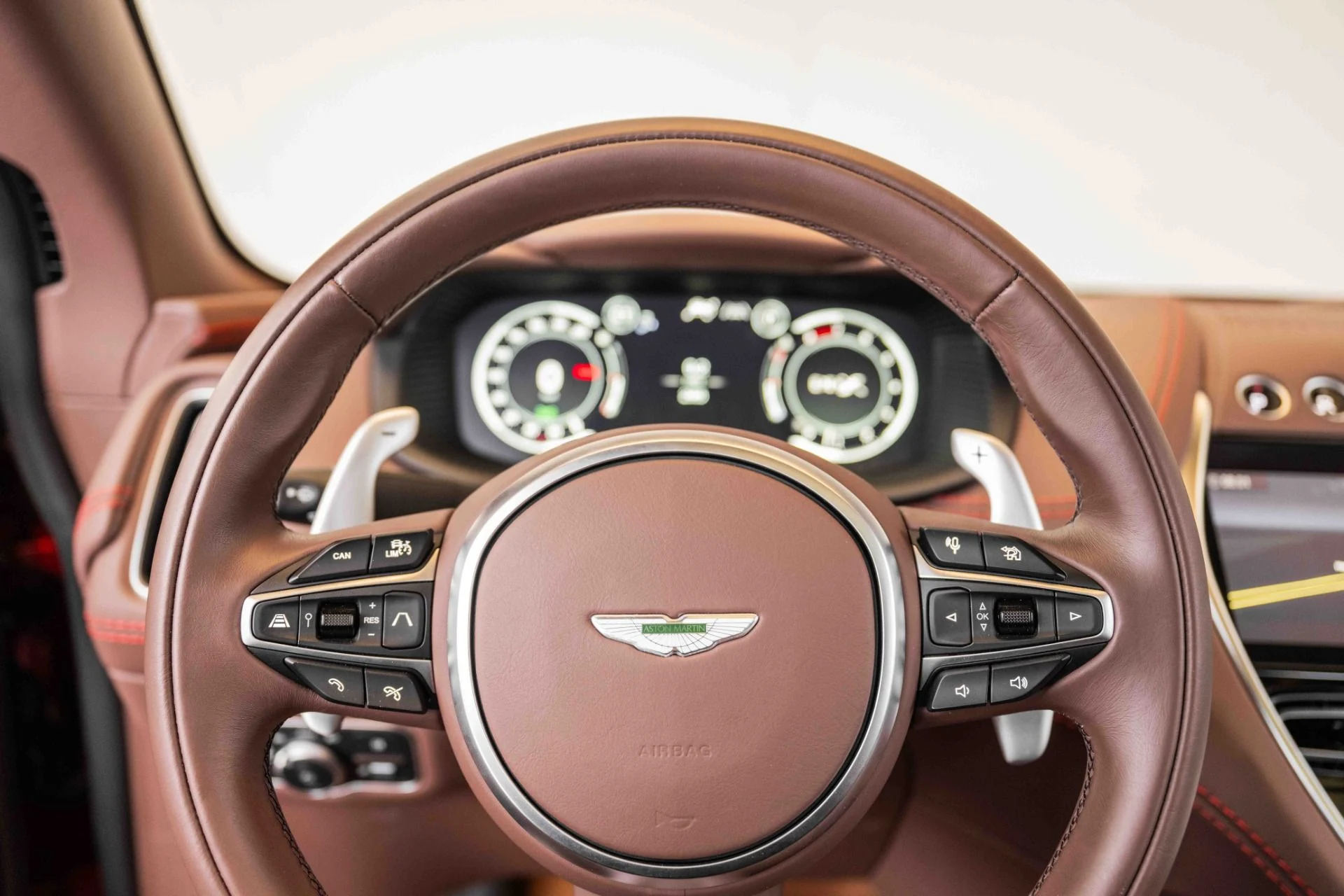 mph009_423385_Used_2023_Aston_Martin_DBX_707_1697843884_7a7f68ce84