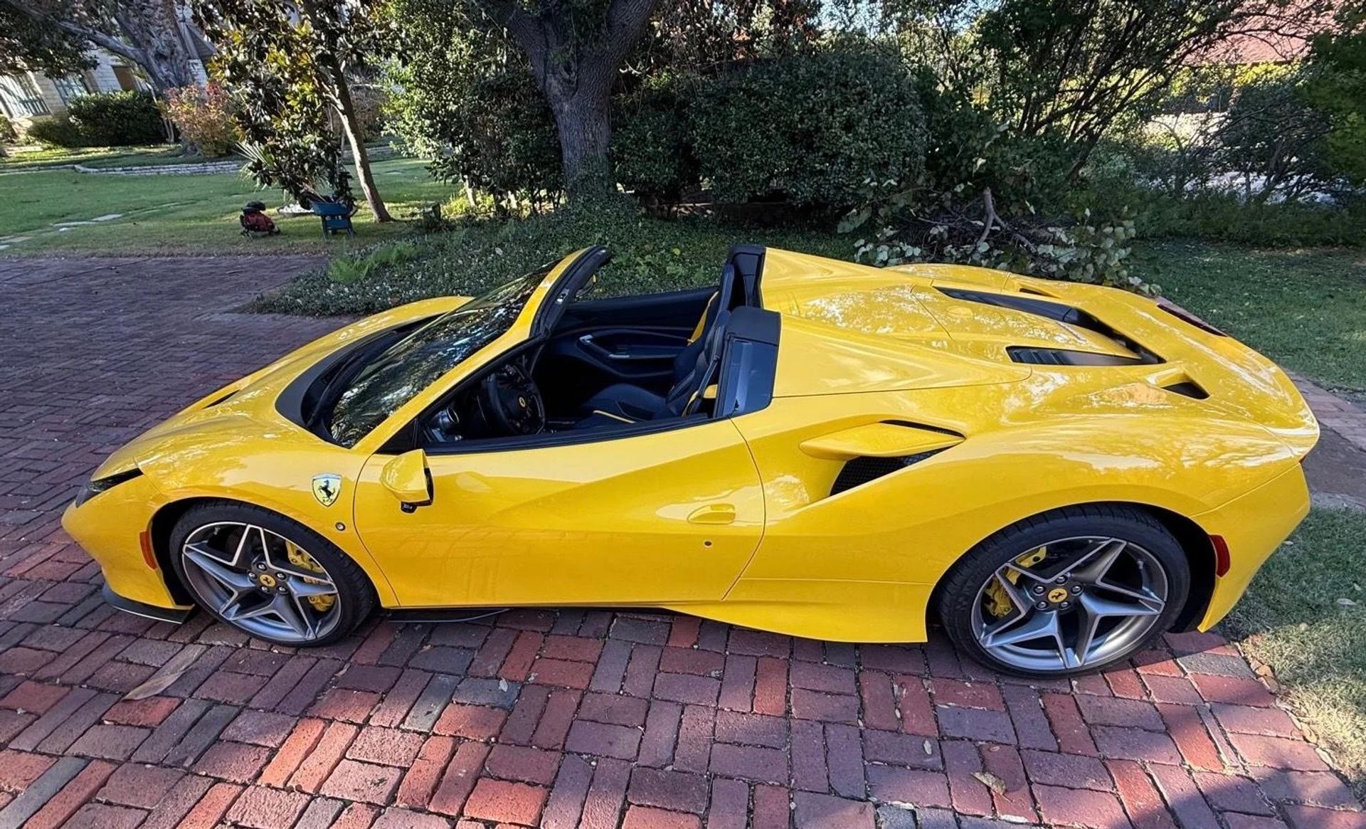 mph009_4242124741_Used_2023_Ferrari_F8_Spider_1762192478_413de2aec0