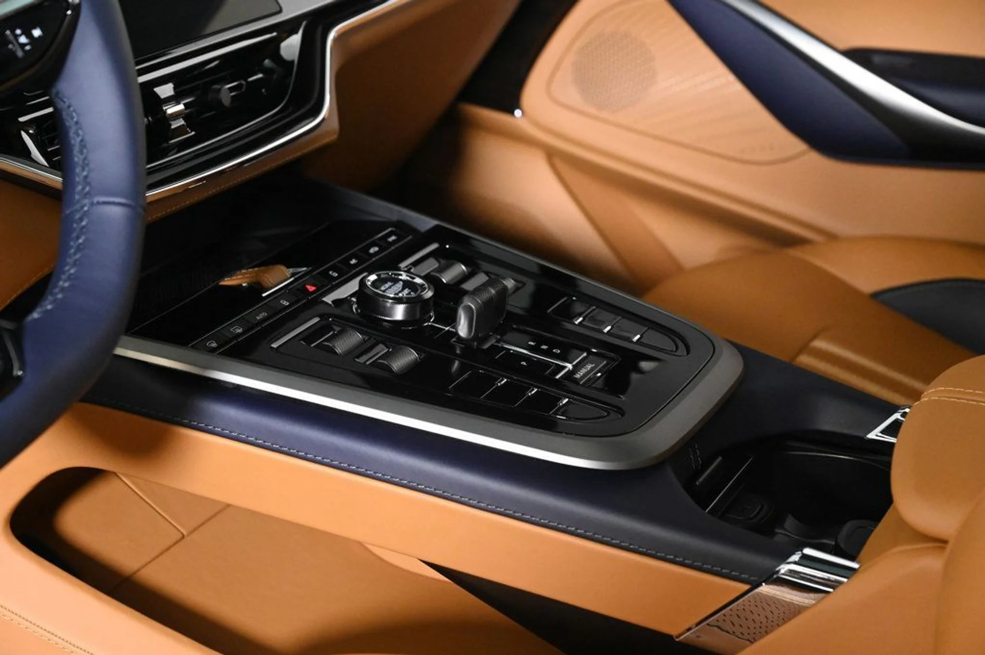 mph009_469276072_new_2026_aston_martin_dbx_707awd_11350_22970164_9_1024_510326037e