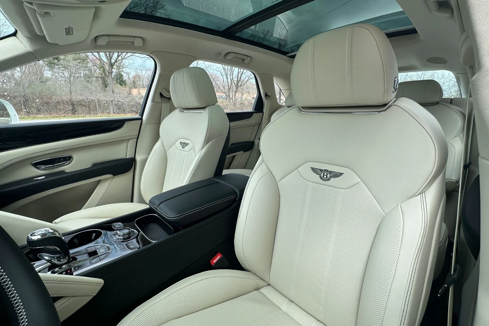 mph009_512286519_New_2026_Bentley_Bentayga_V8_1775834821_6200de6b0a