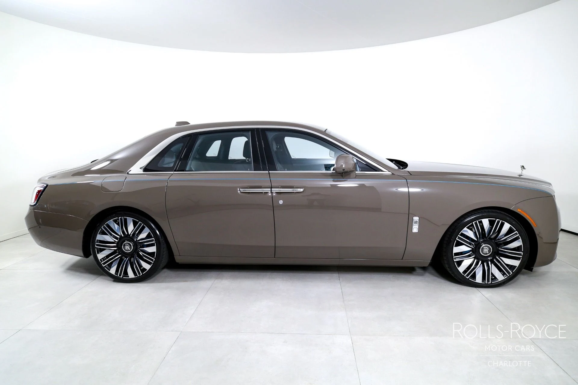 mph009_555999892_Used_2025_Rolls_Royce_Ghost_1759510962_03375bd56e