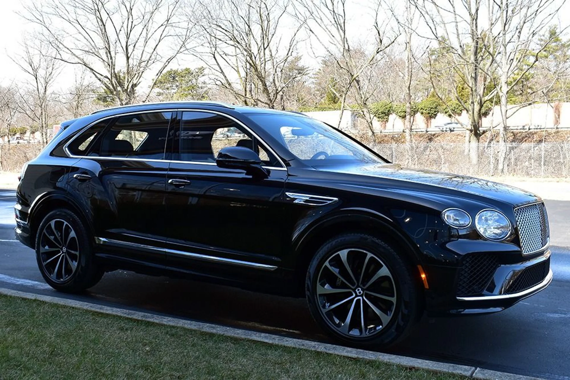 mph009_556112583_Used_2023_Bentley_Bentayga_V8_V8_1677534818_0cc2785902