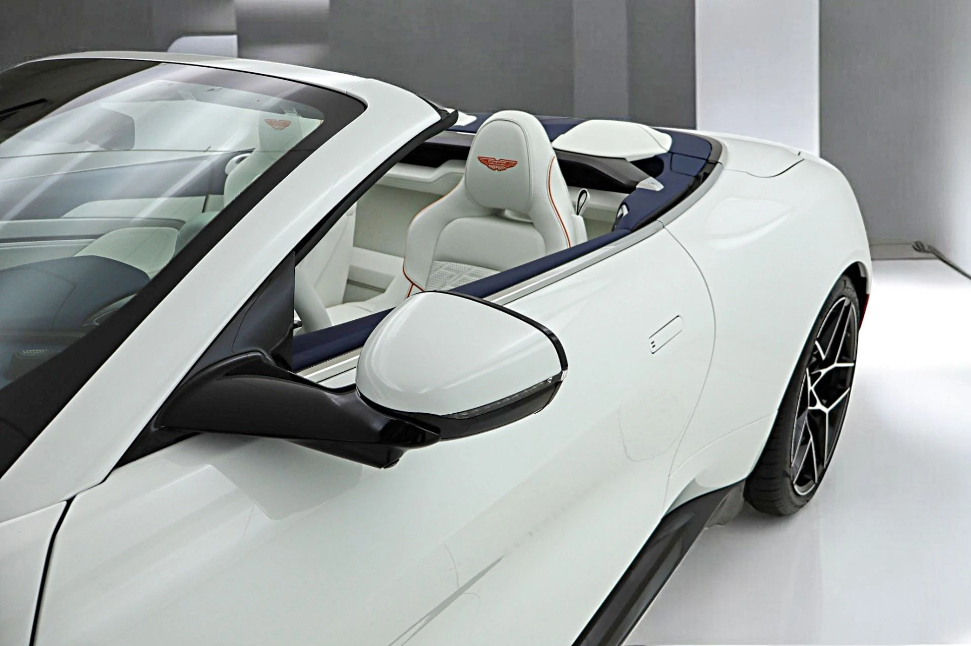 mph009_576694466_New_2026_Aston_Martin_Vanquish_Volante_69ab59b816