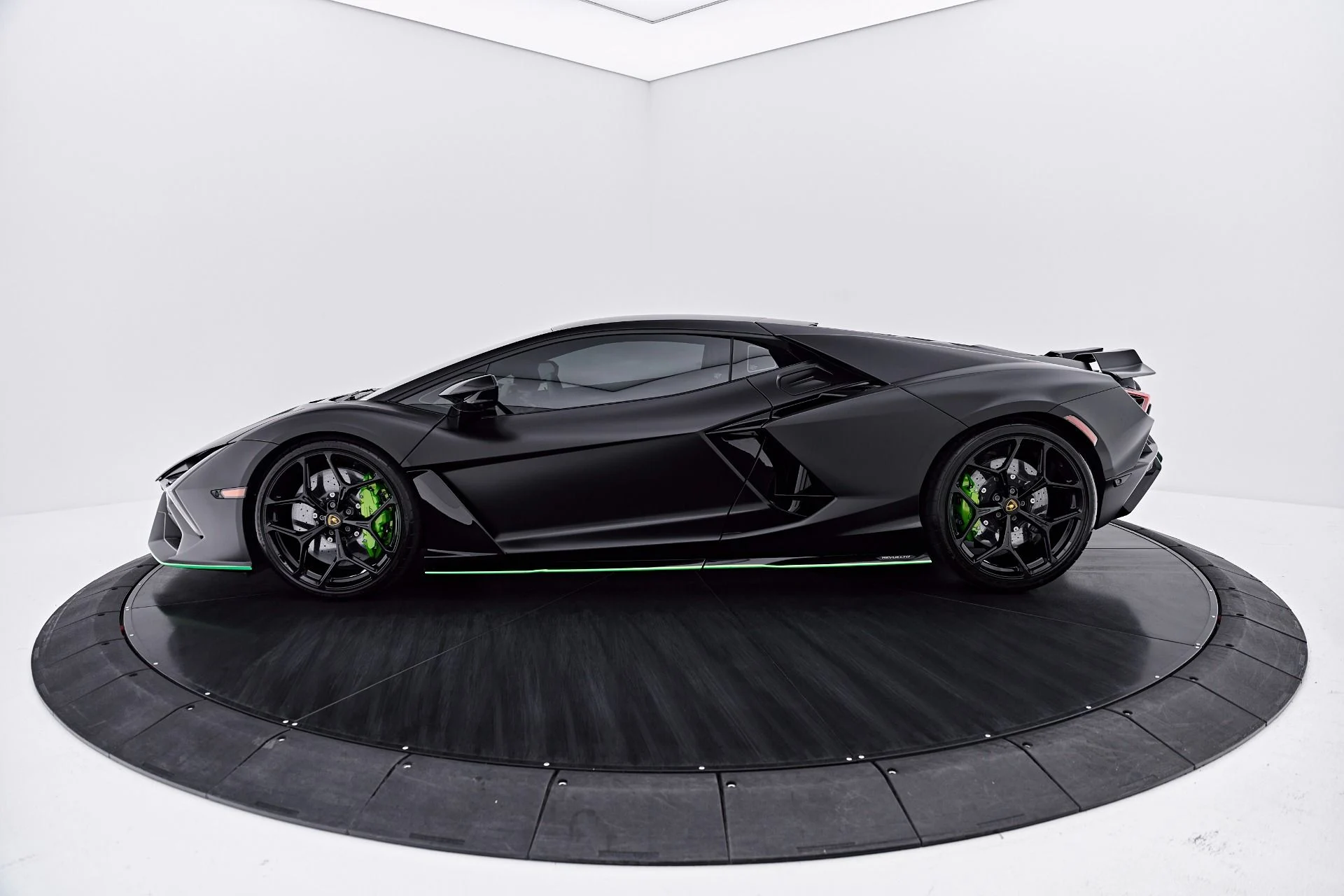 mph009_613893407_Used_2024_Lamborghini_Revuelto_Base_1788040904_8568b6db31