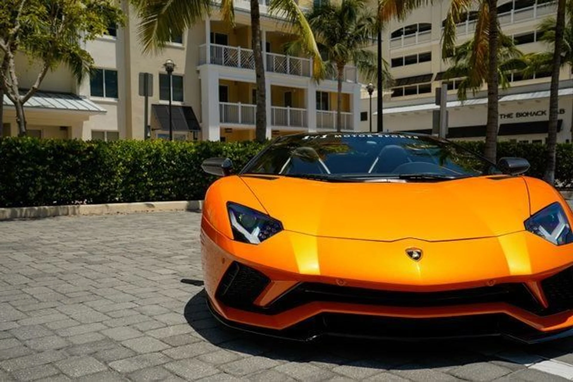 mph009_614282090_used_2018_lamborghini_aventador_sroadster_14354_22897283_10_640_ab3e1a8dea