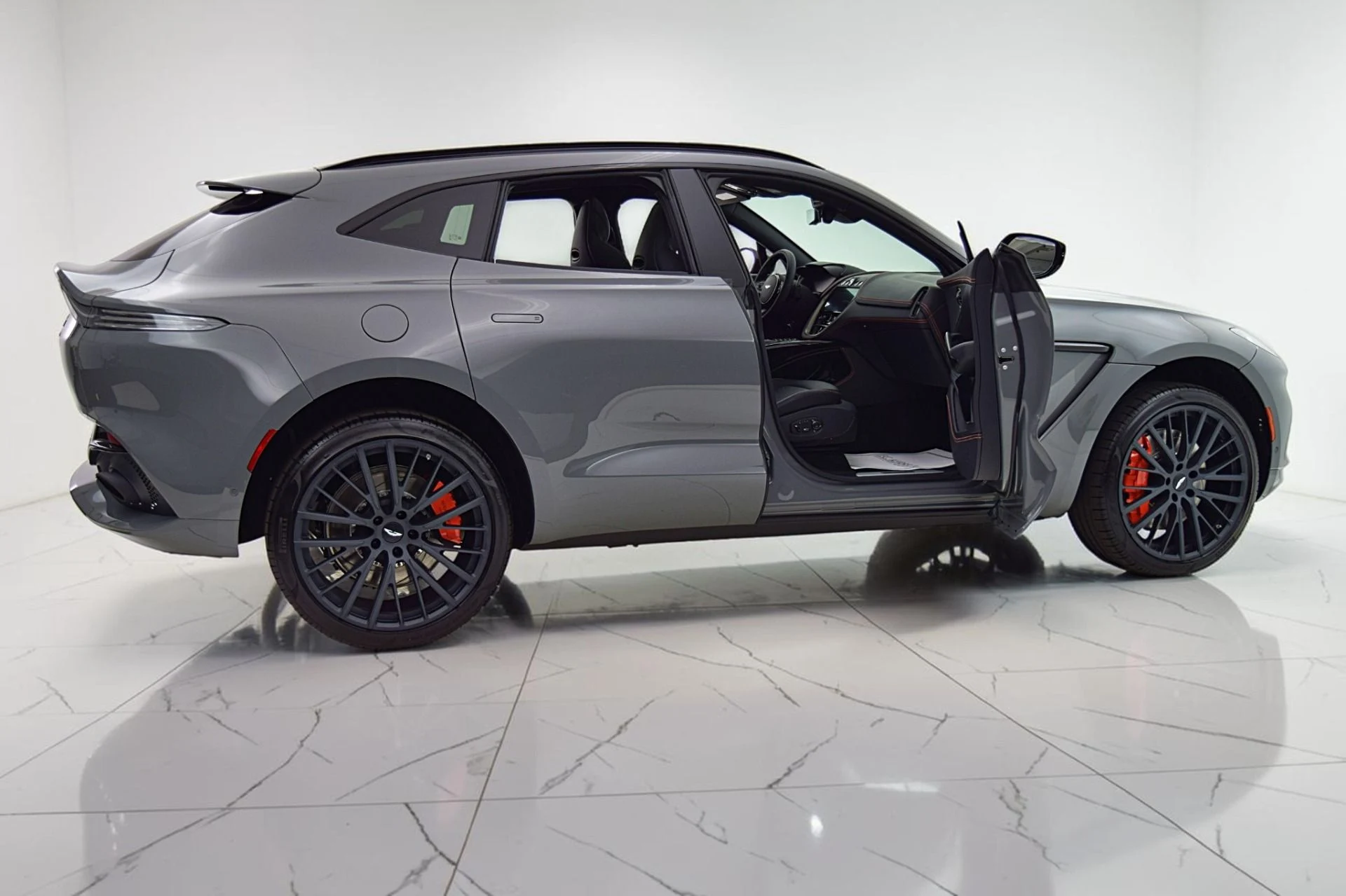 mph009_617137411_Used_2023_Aston_Martin_DBX_4d00a023fe