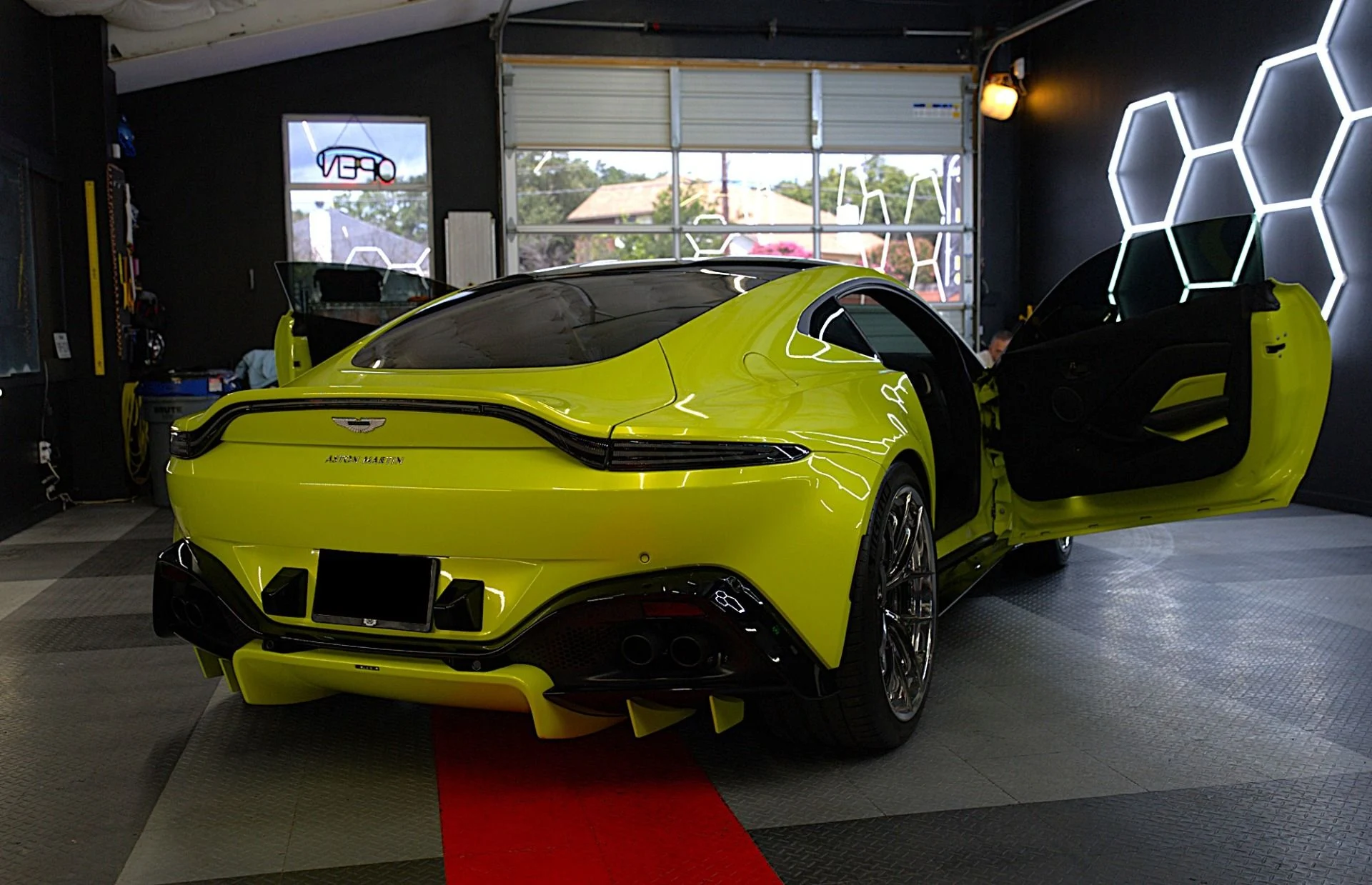 mph009_664701662_Used_2020_Aston_Martin_Vantage_1752006326_122398613e