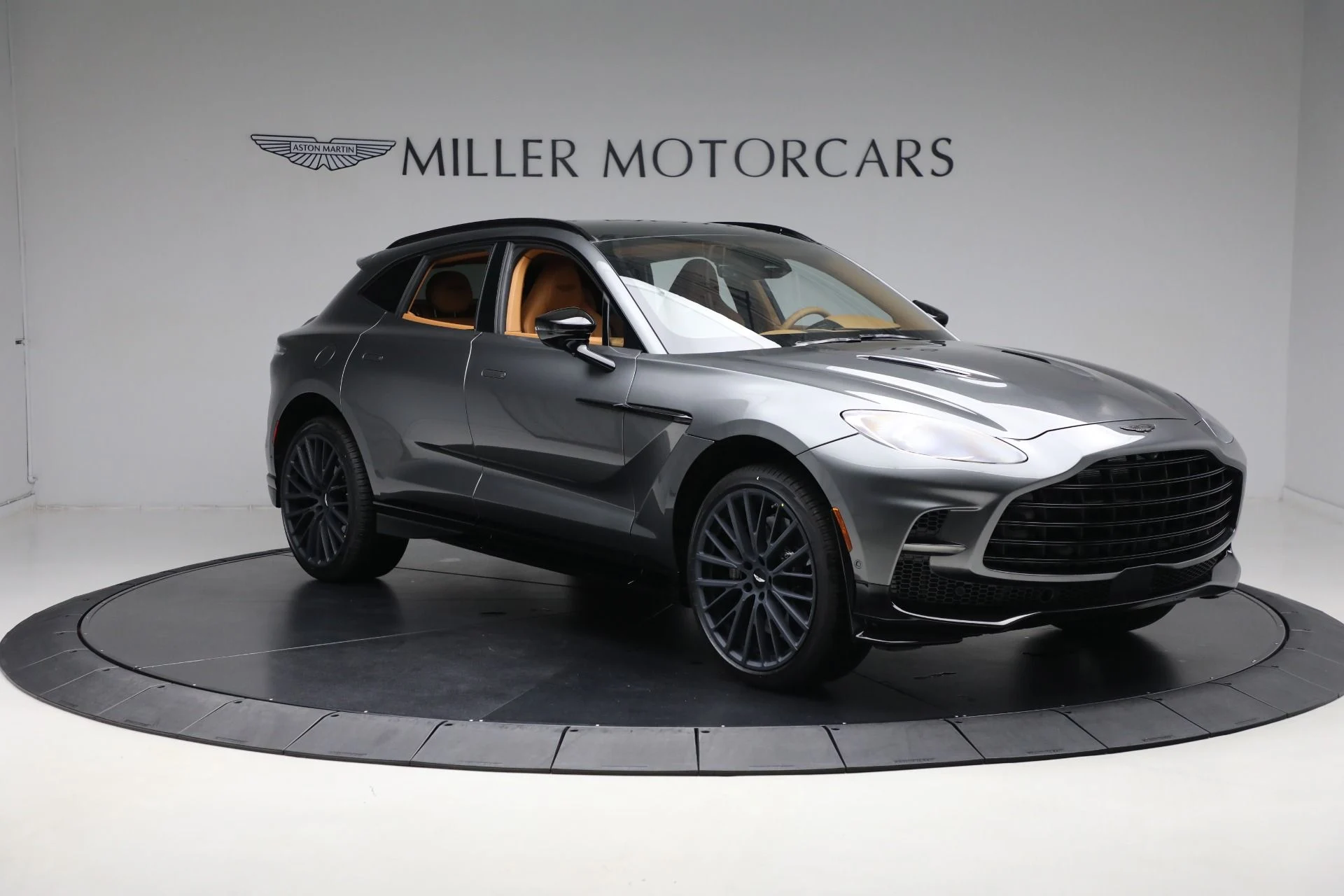 mph009_667157063_New_2025_Aston_Martin_DBX_707_707_d2f7f601d1