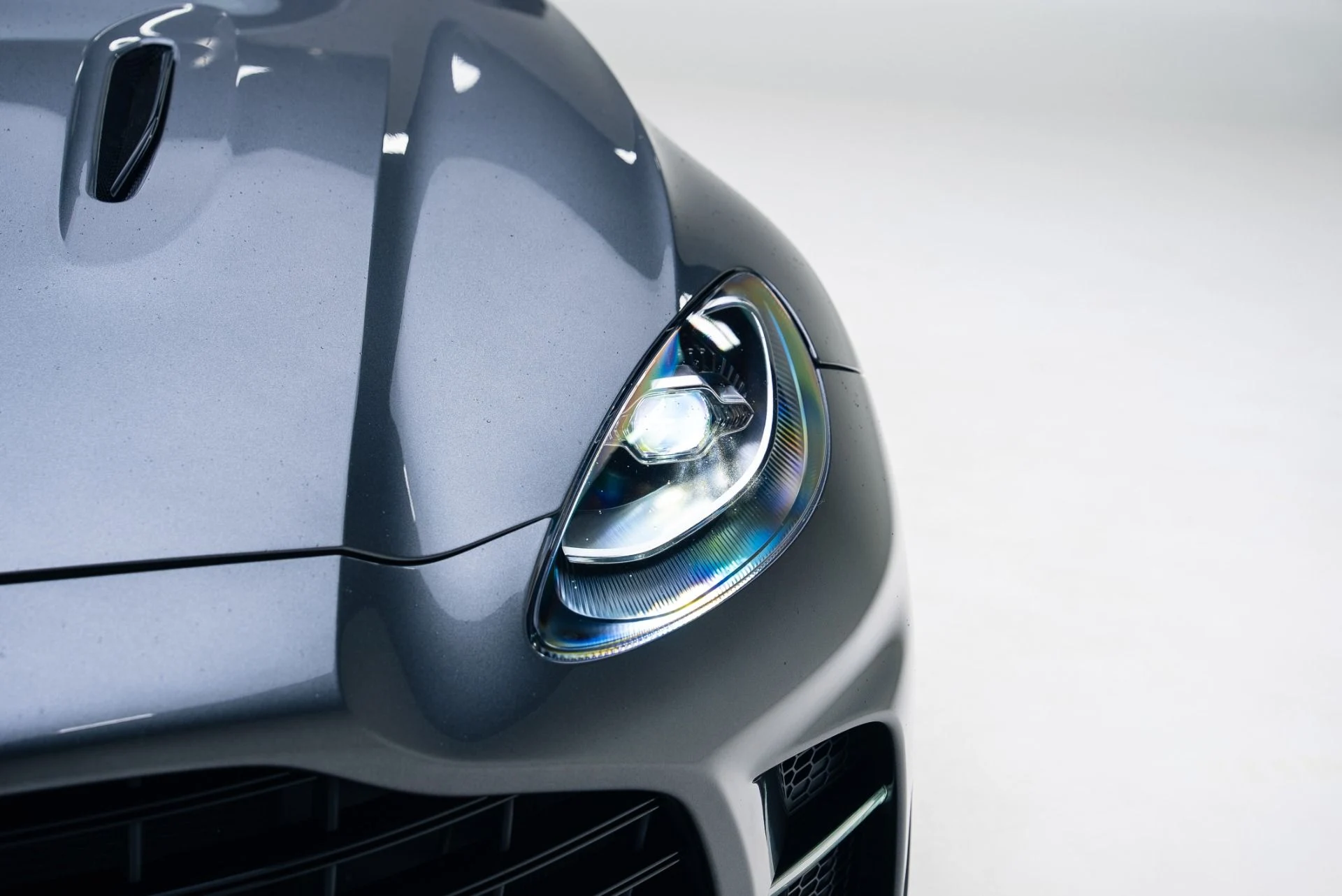 mph009_669800000_Used_2023_Aston_Martin_DBX_707_1767147113_76daa43103