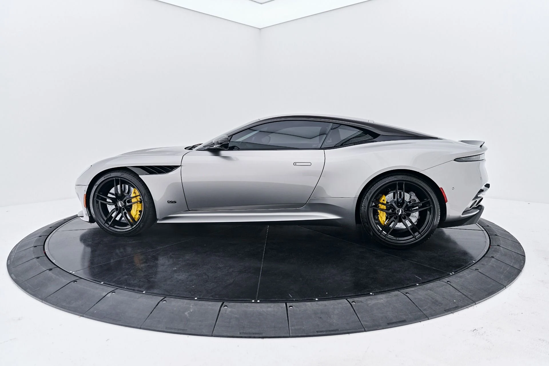 mph009_67050994_Used_2023_Aston_Martin_DBS_1790369832_0b9a4ba97a