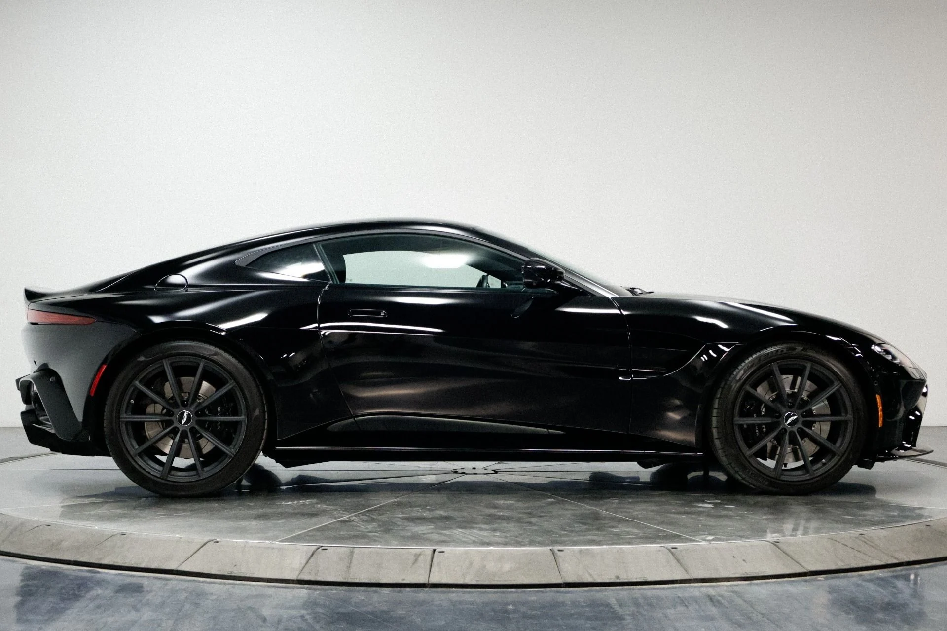 mph009_690613548_Used_2019_Aston_Martin_Vantage_1760536452_1933627ca0