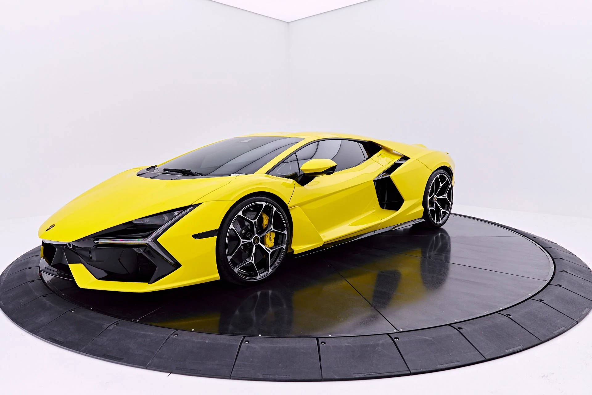 mph009_697607083_Used_2026_Lamborghini_Revuelto_Base_1782198234_2a322dd3a2