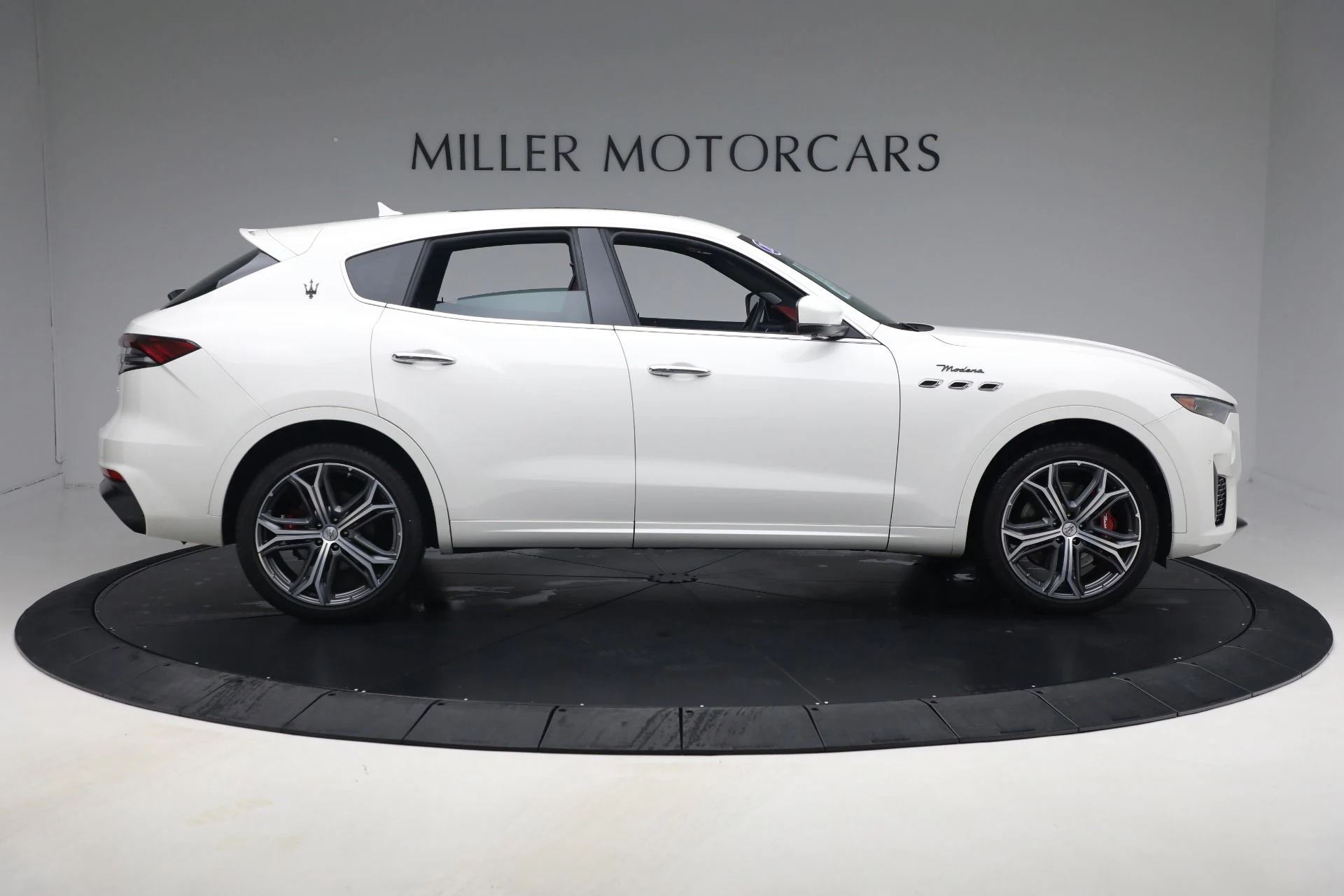 mph009_6982746_Used_2022_Maserati_Levante_Modena_73ce835181