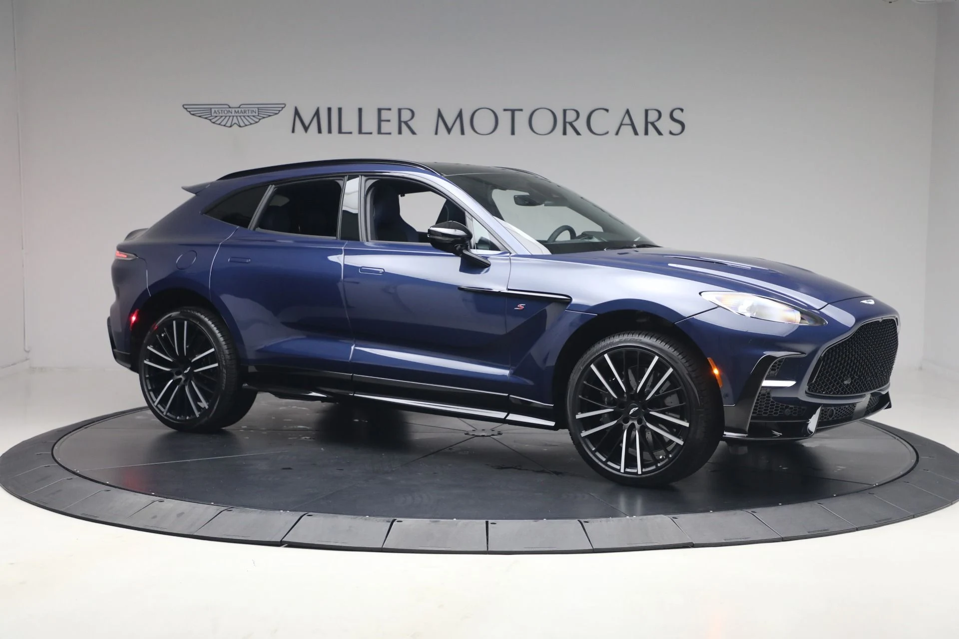 mph009_716304308_New_2026_Aston_Martin_DBX_S_1779920374_0e768925e3