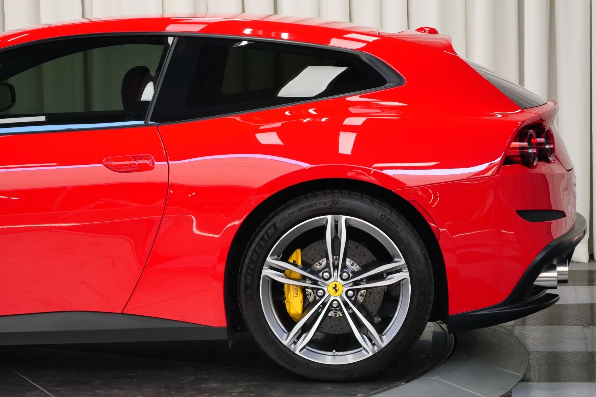 mph009_748430320_Used_2018_Ferrari_GTC_4_Lusso_V12_1752852252_bf879fb7ab