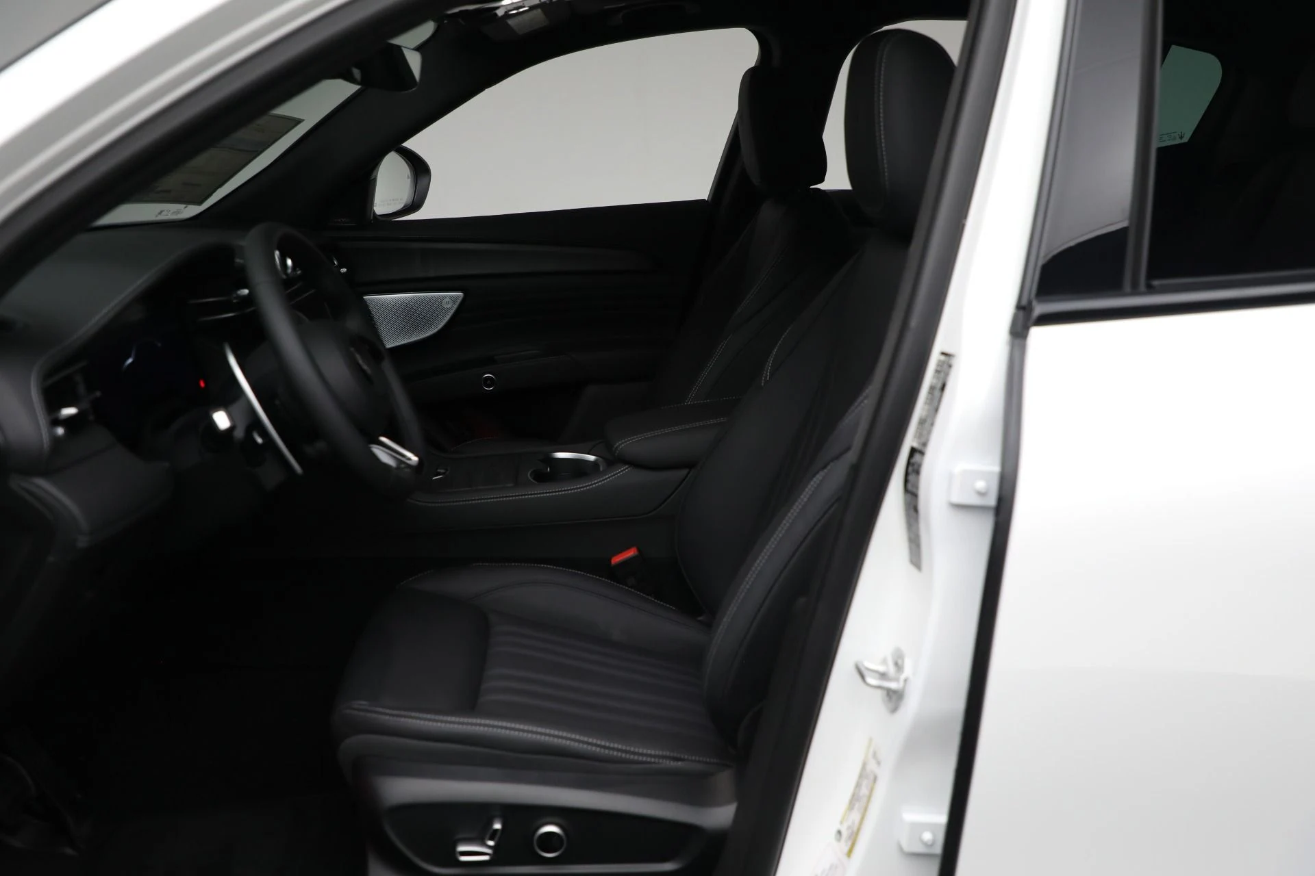 mph009_752736839_New_2025_Maserati_Grecale_Modena_a332f6747c