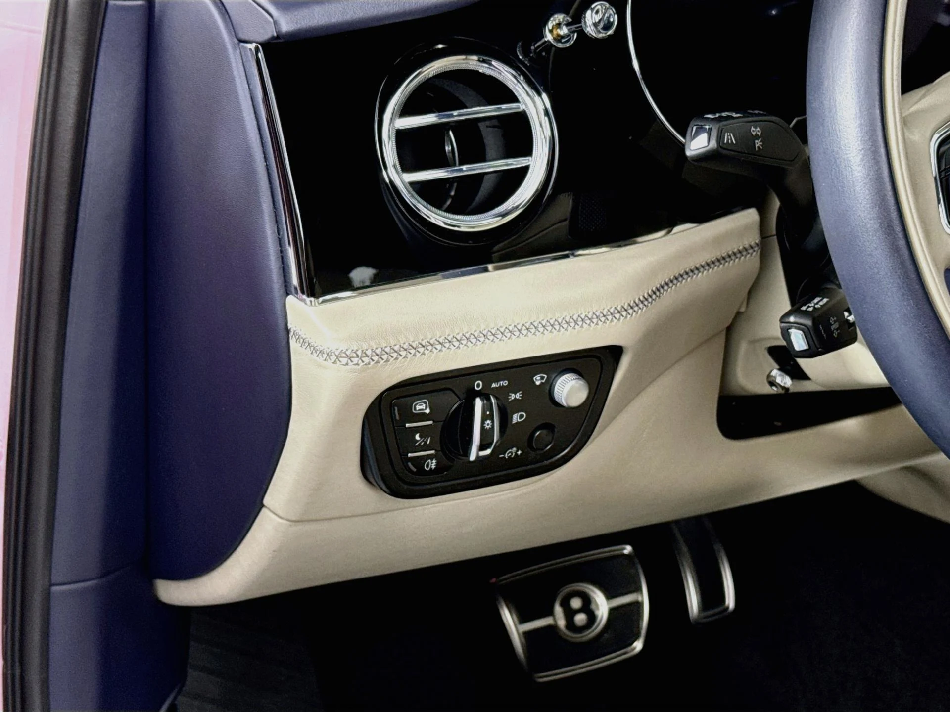 mph009_795132800_Used_2023_Bentley_Bentayga_Azure_V8_1789145802_92032855e1