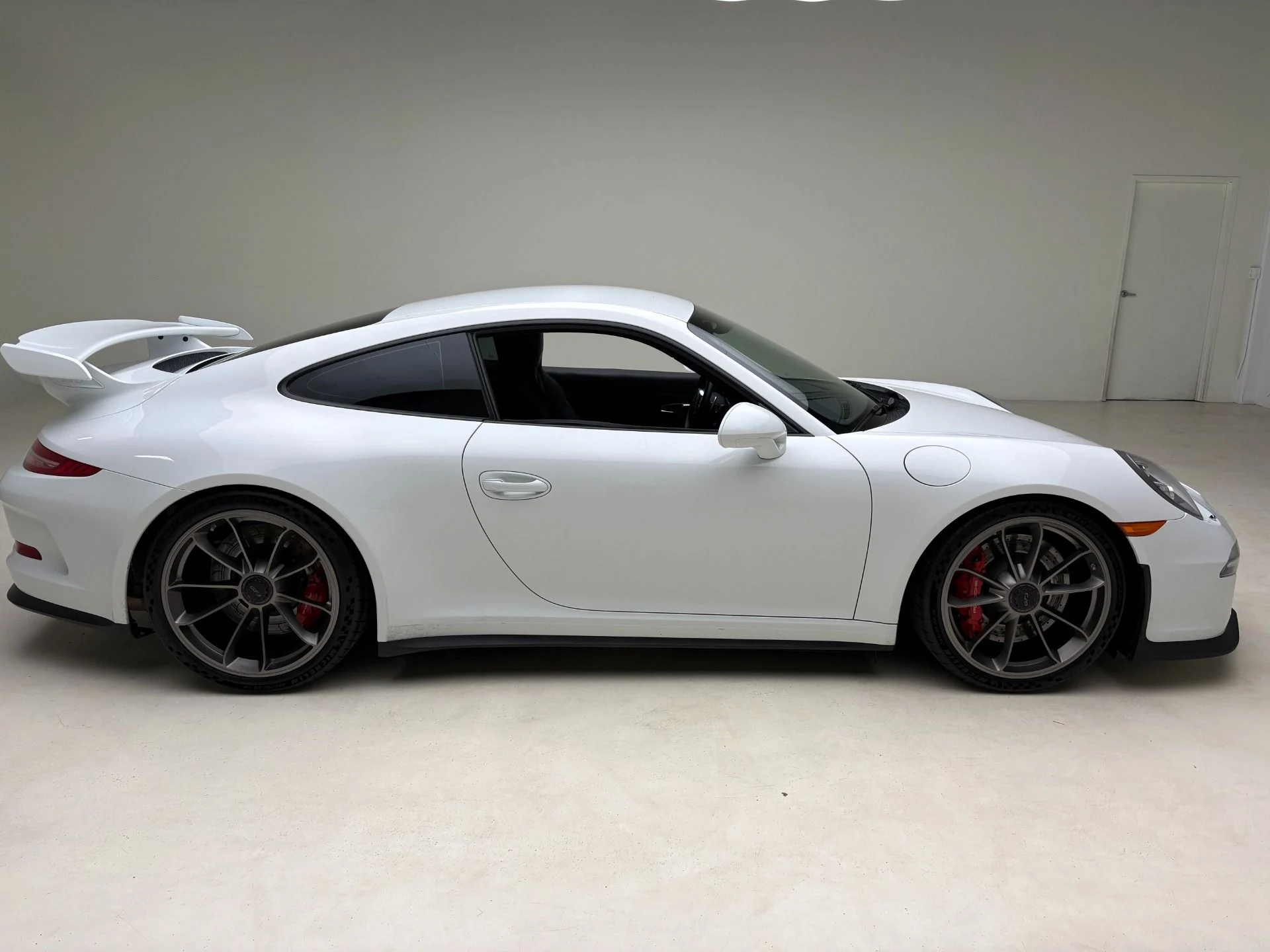 mph009_829153372_Used_2015_Porsche_911_GT_3_1777923556_1017502487